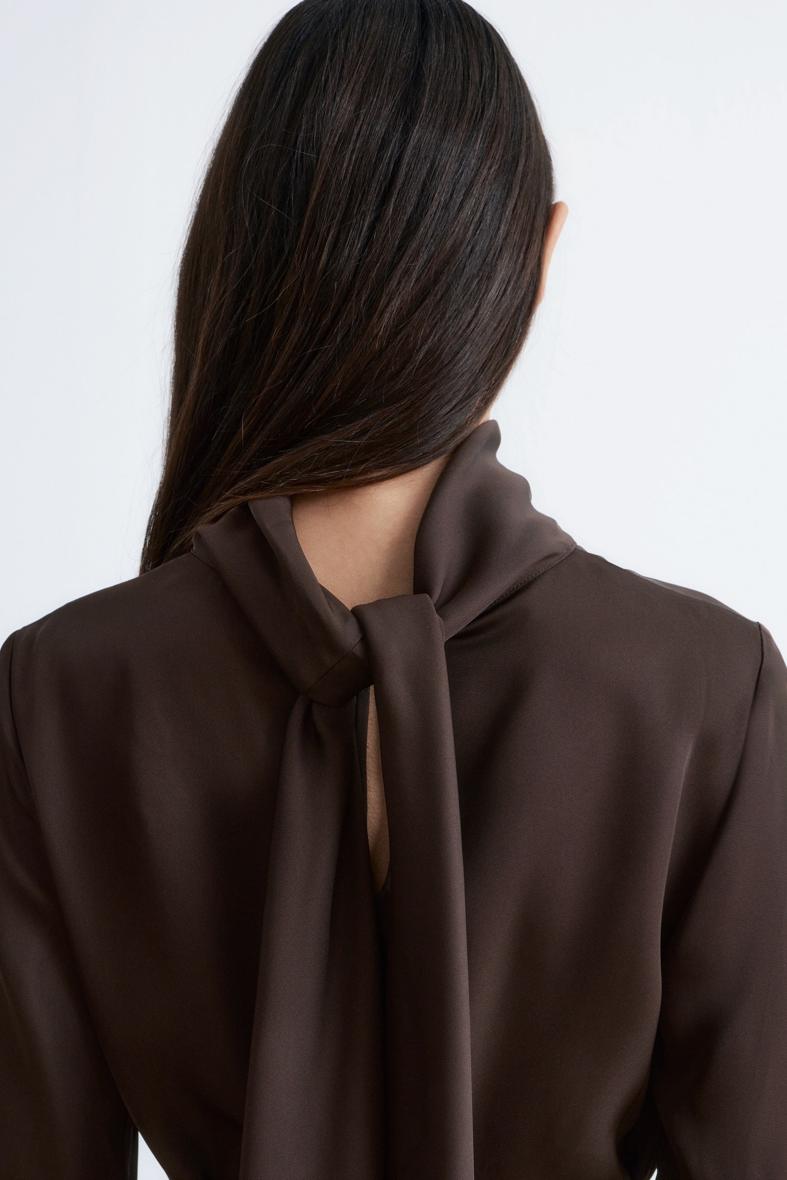 Abito midi con collo a sciarpa - Marrone scuro - 6