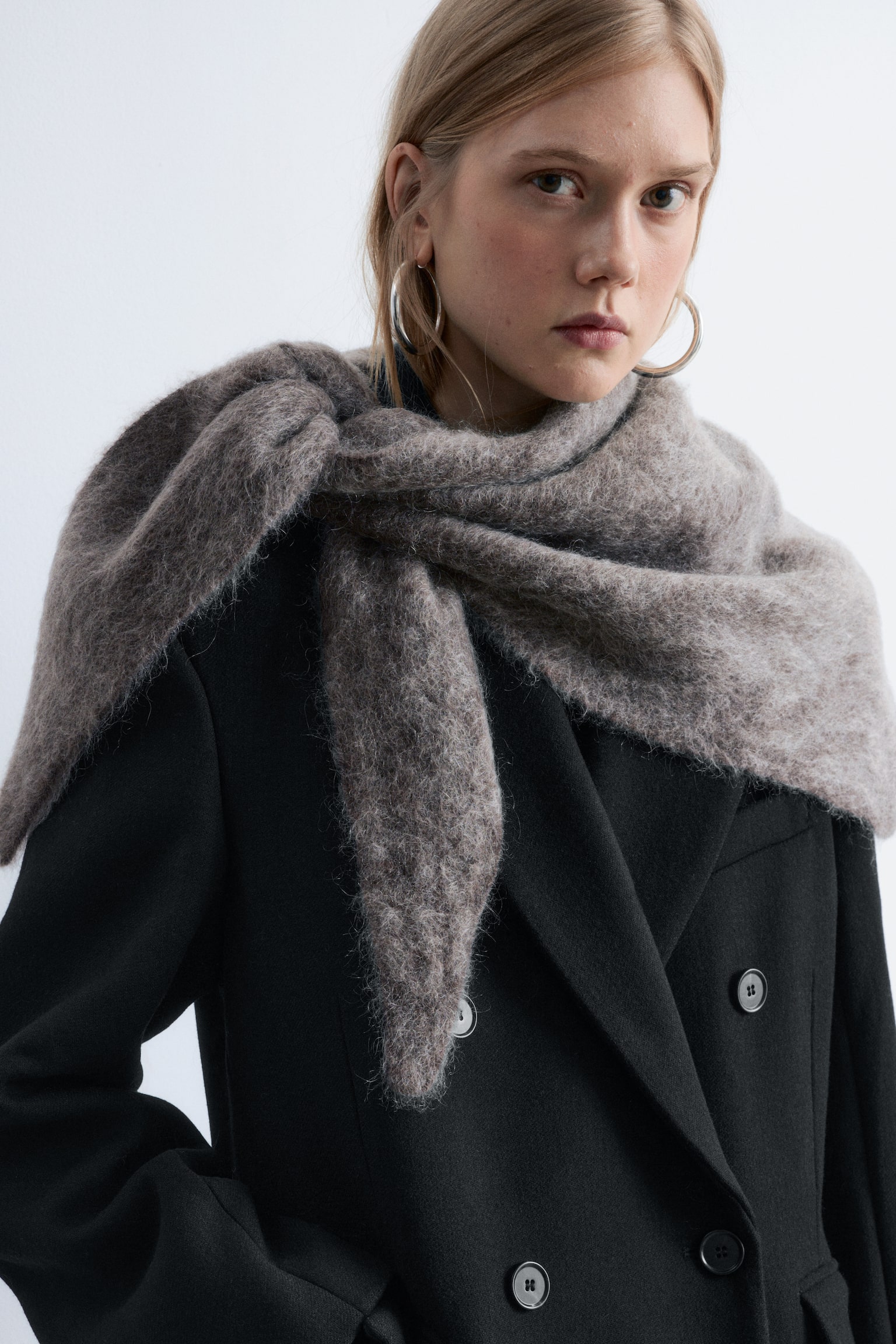 Dreieckstuch aus gebürsteter Mohairmischung - Greige meliert/Dunkelgrau meliert - 1