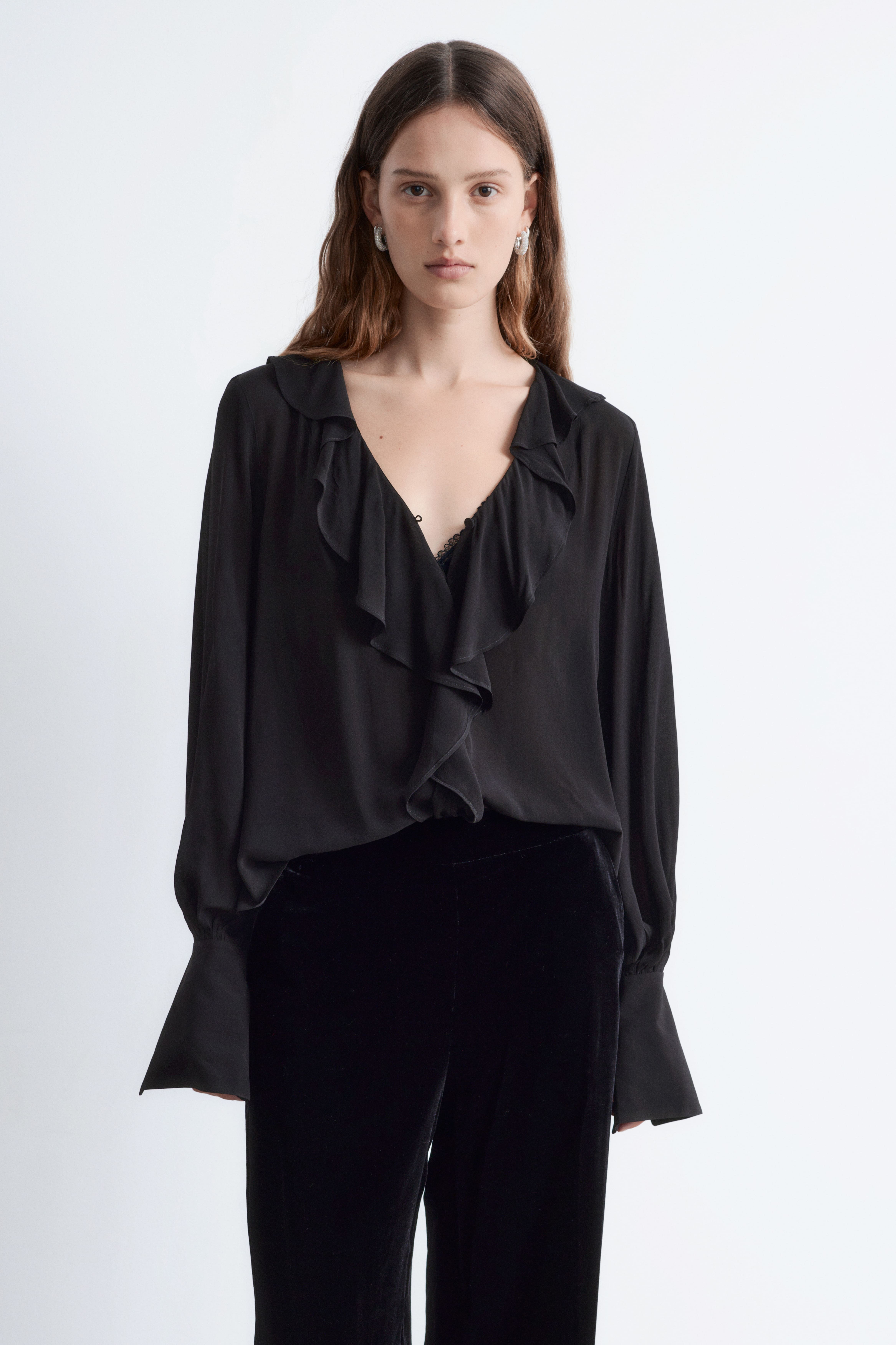 Volangblus med v-ringning - Svart