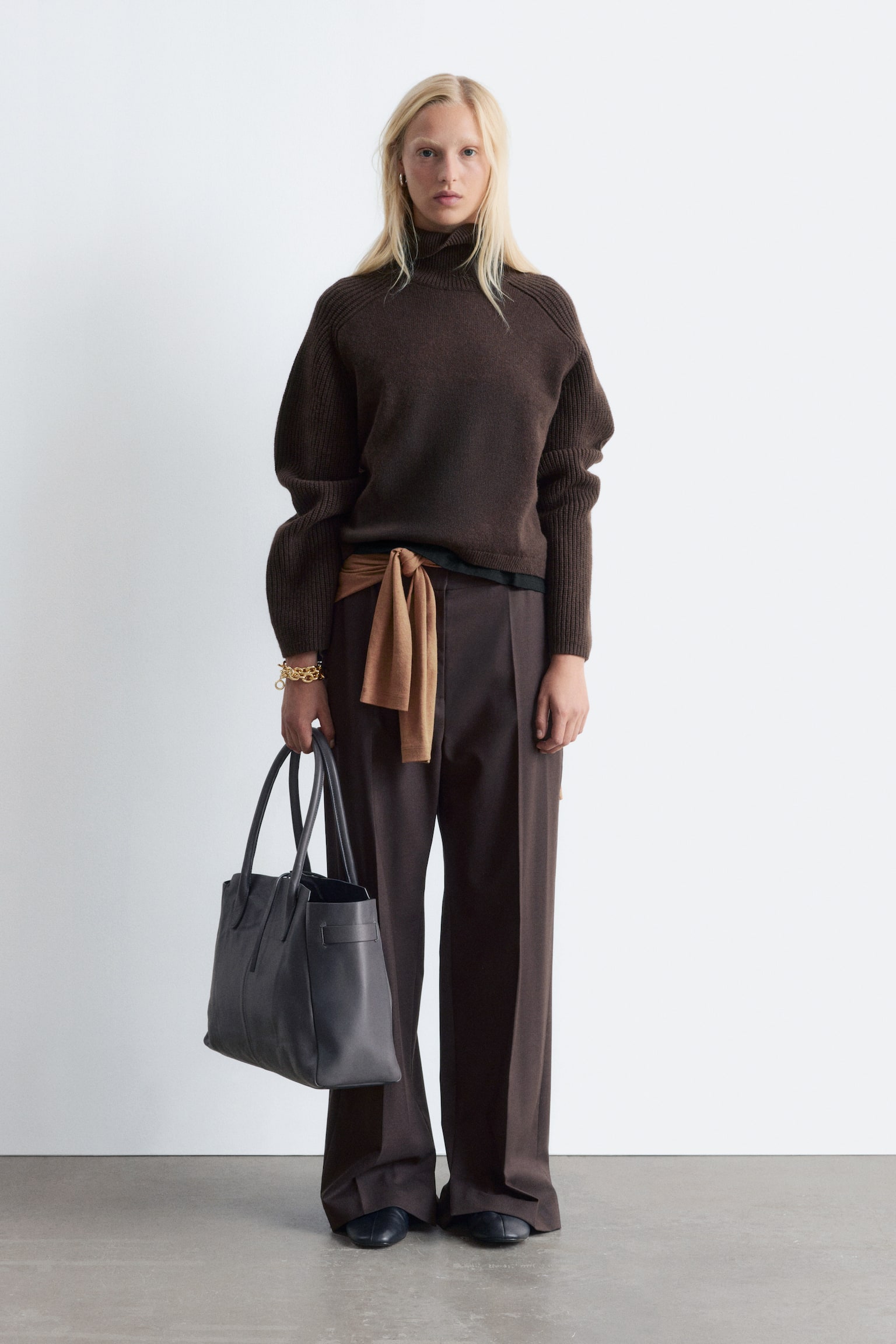 Kastenförmiger Rollkragenpullover - Dunkelbraun/Dunkelblau - 1