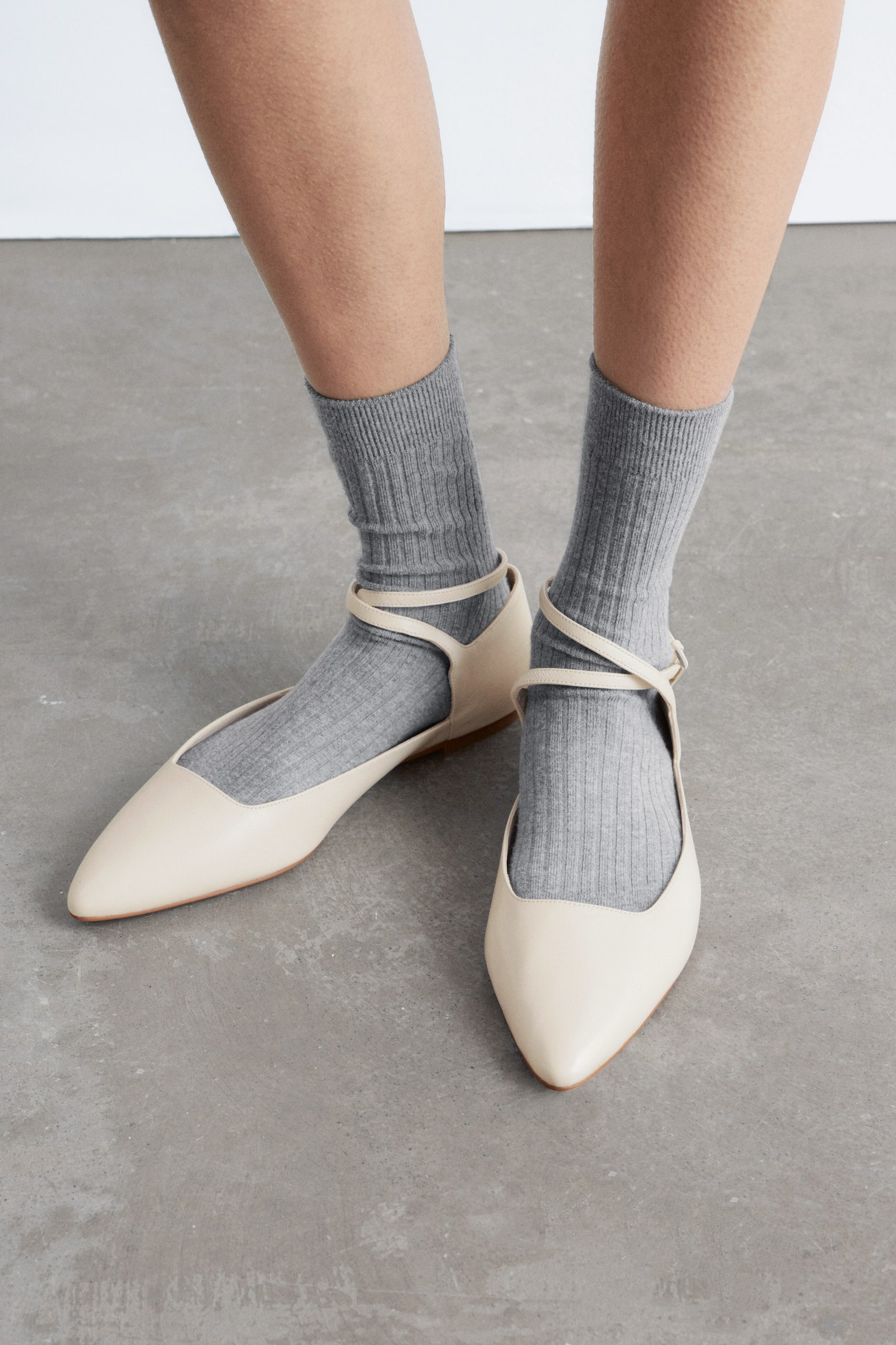 Ballerine in pelle con cinturino incrociato - Bianco/Nero/Marrone cognac - 3