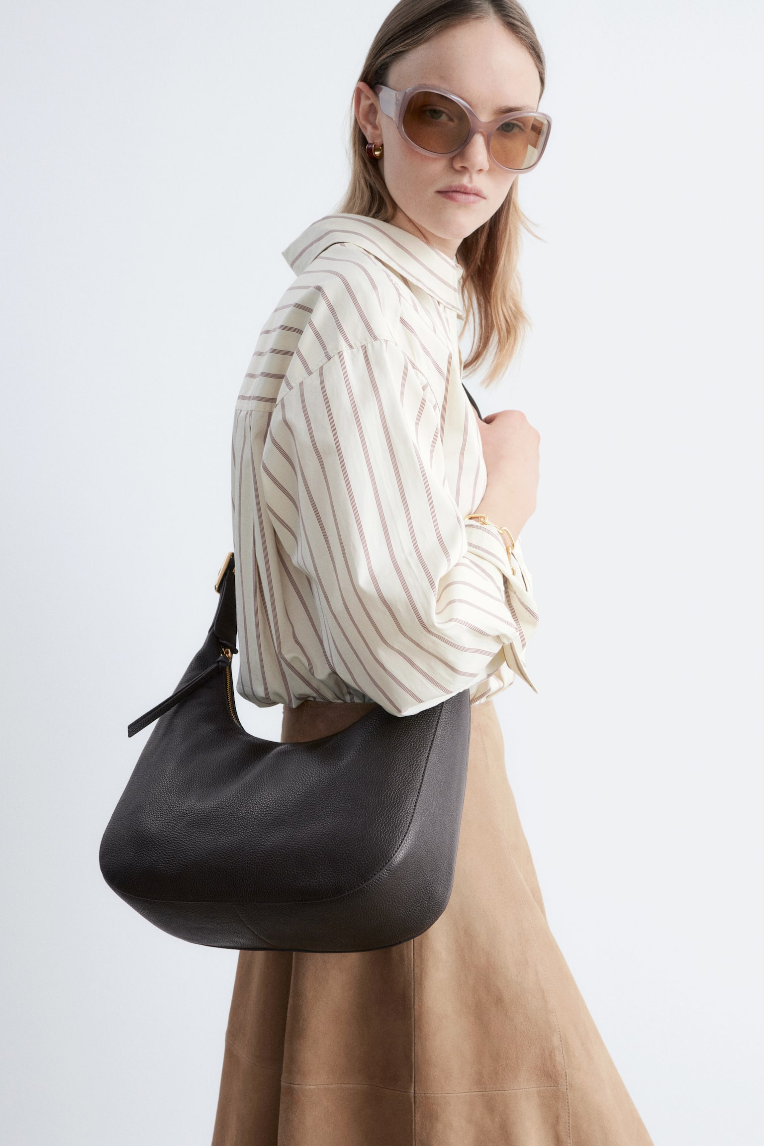 Umhängetasche aus Leder - Dunkelbraun/Leder/Beigefarbenes Veloursleder/Dusty Blue Leather - 1