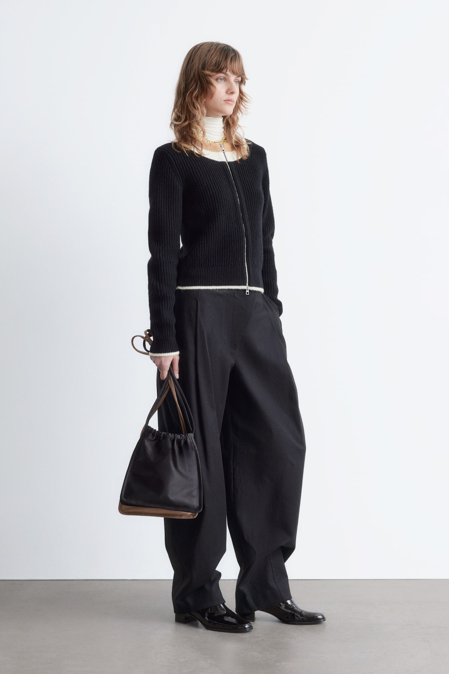 Strickjacke mit Reißverschluss und Kontrastdetails - Schwarz - 7