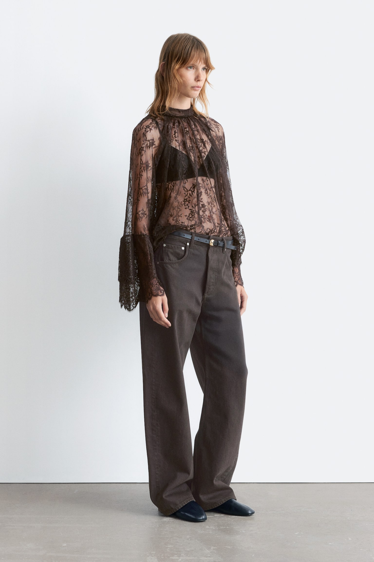 Blondebluse med flæser - Mørkebrun - 6