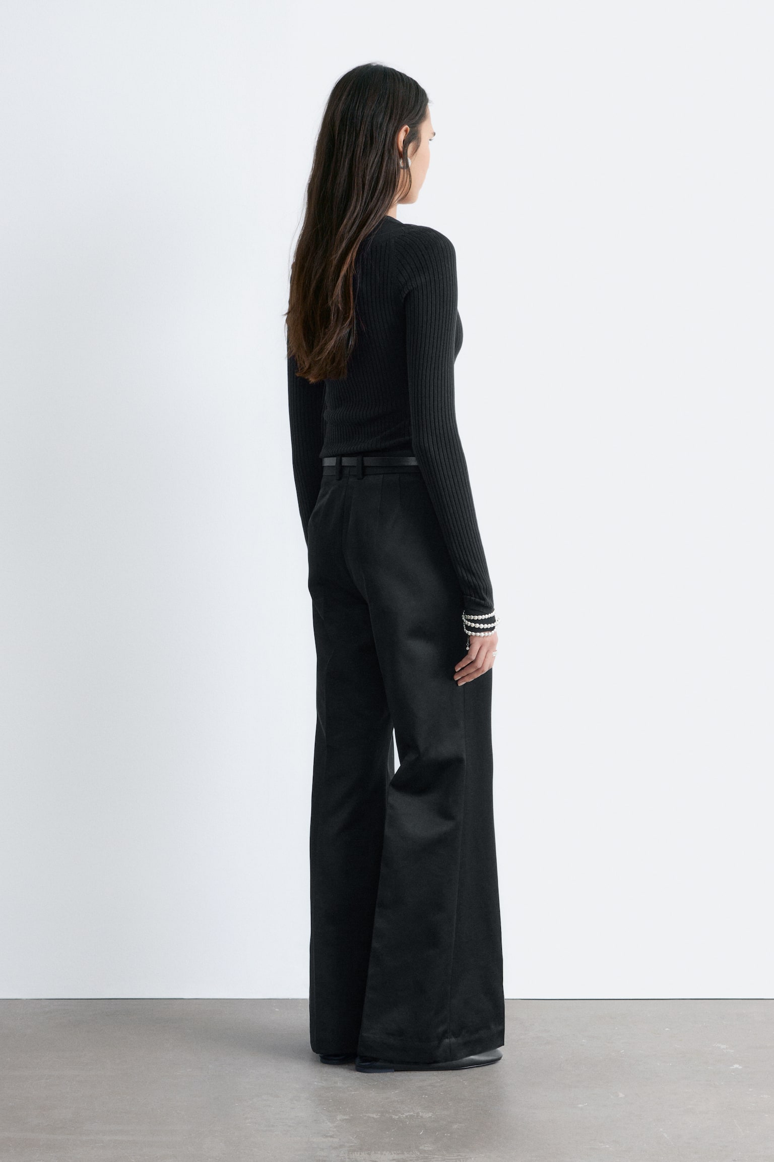 Ausgestellte Hose mit Bügelfalten - Schwarz/Beige - 5