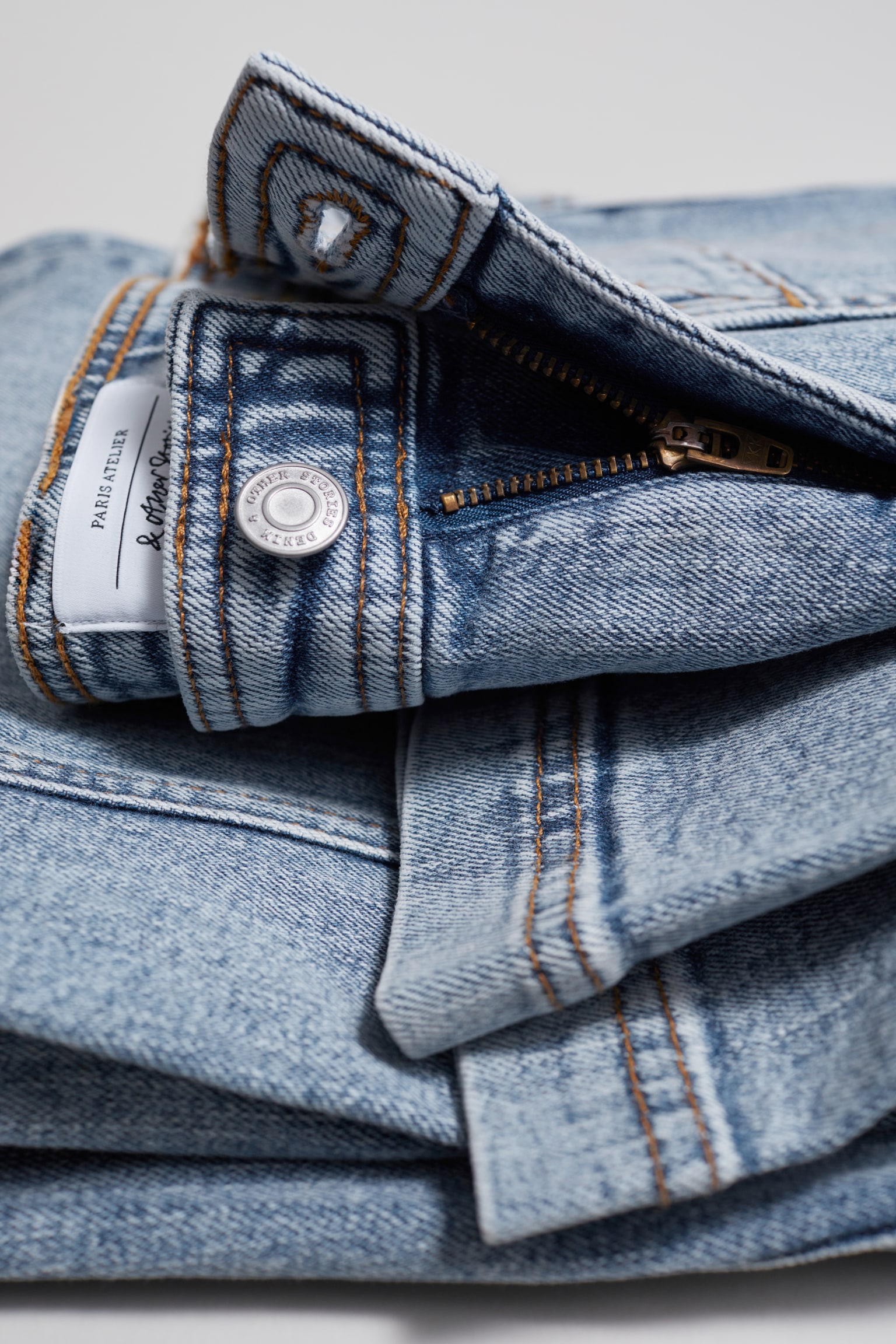 Ausgestellte Jeans mit aufgesetzten Taschen - Hellblau - 2