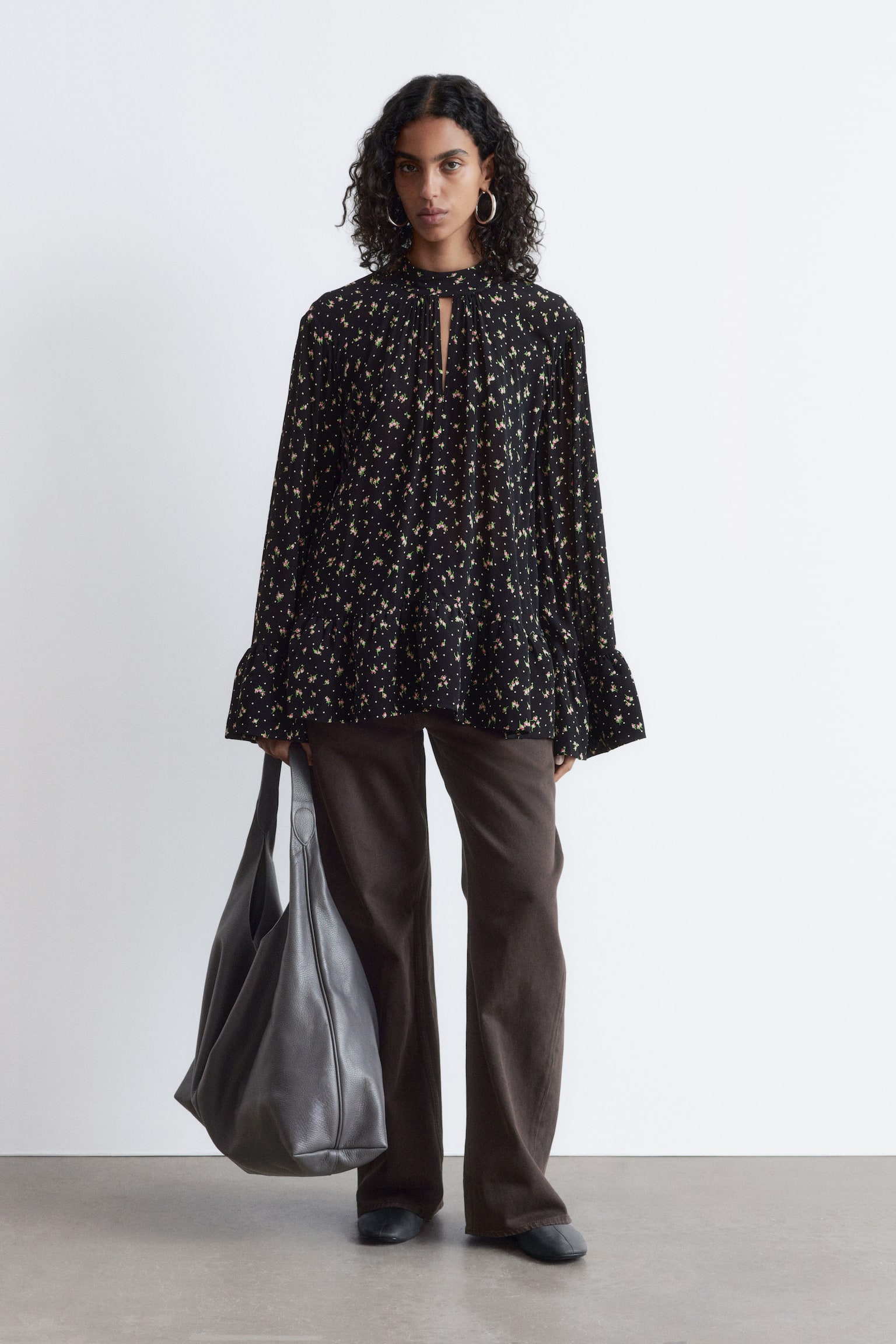 Blusa con gala e colletto alla coreana - Nero/Motivo floreale - 1