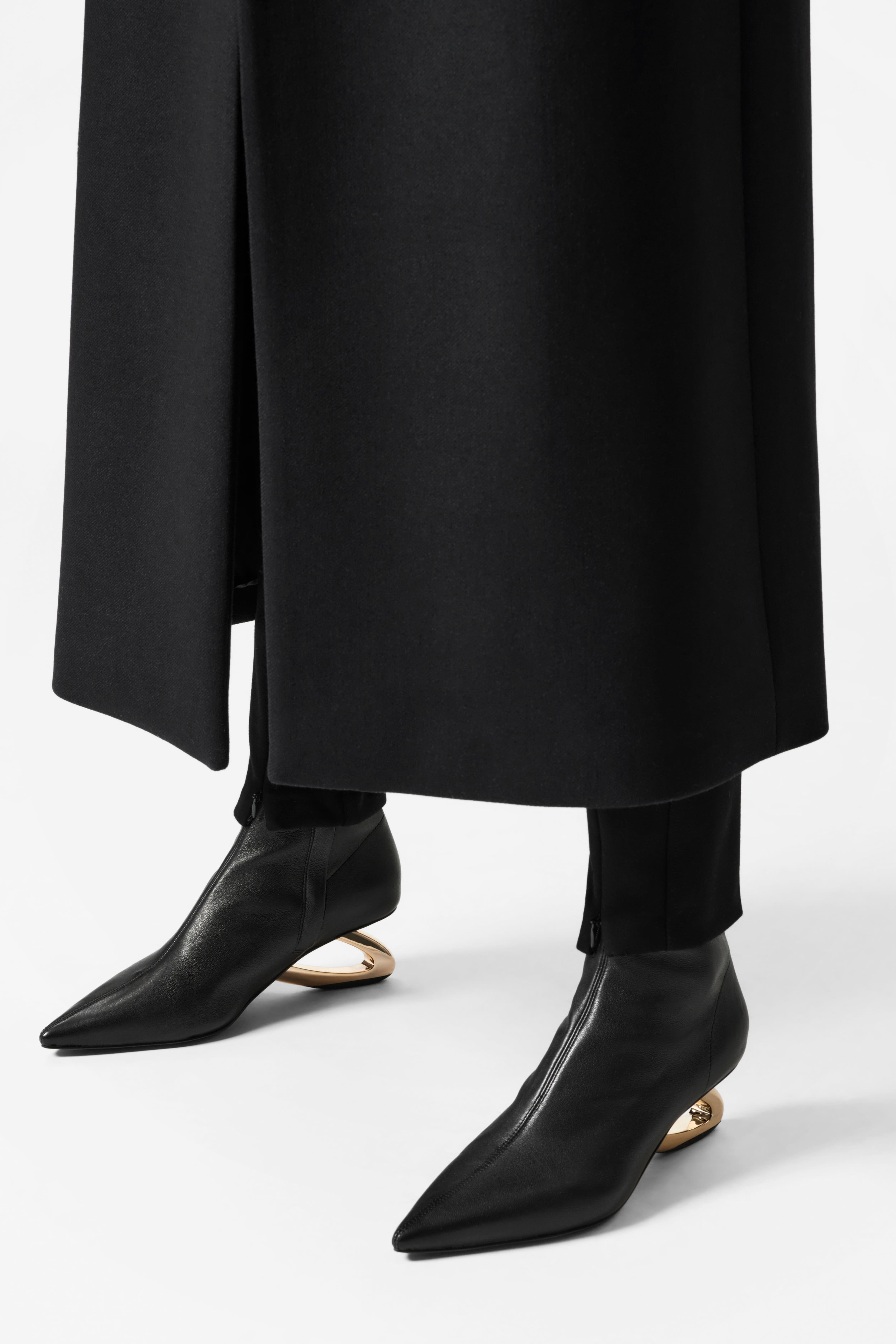 Black boots with metallic heel hotsell