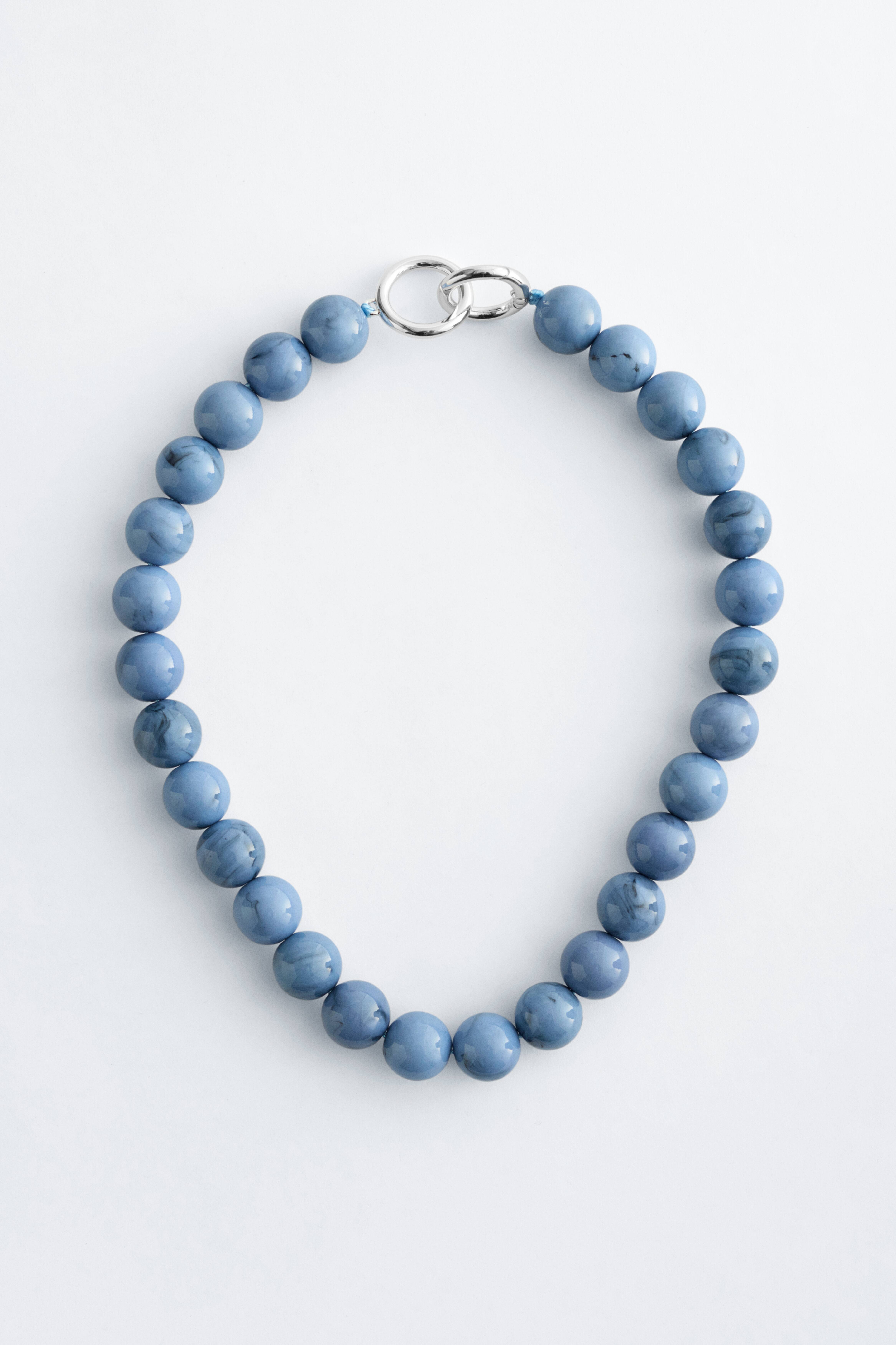 Kort halskæde med stenperler - Støvet blå/Rød