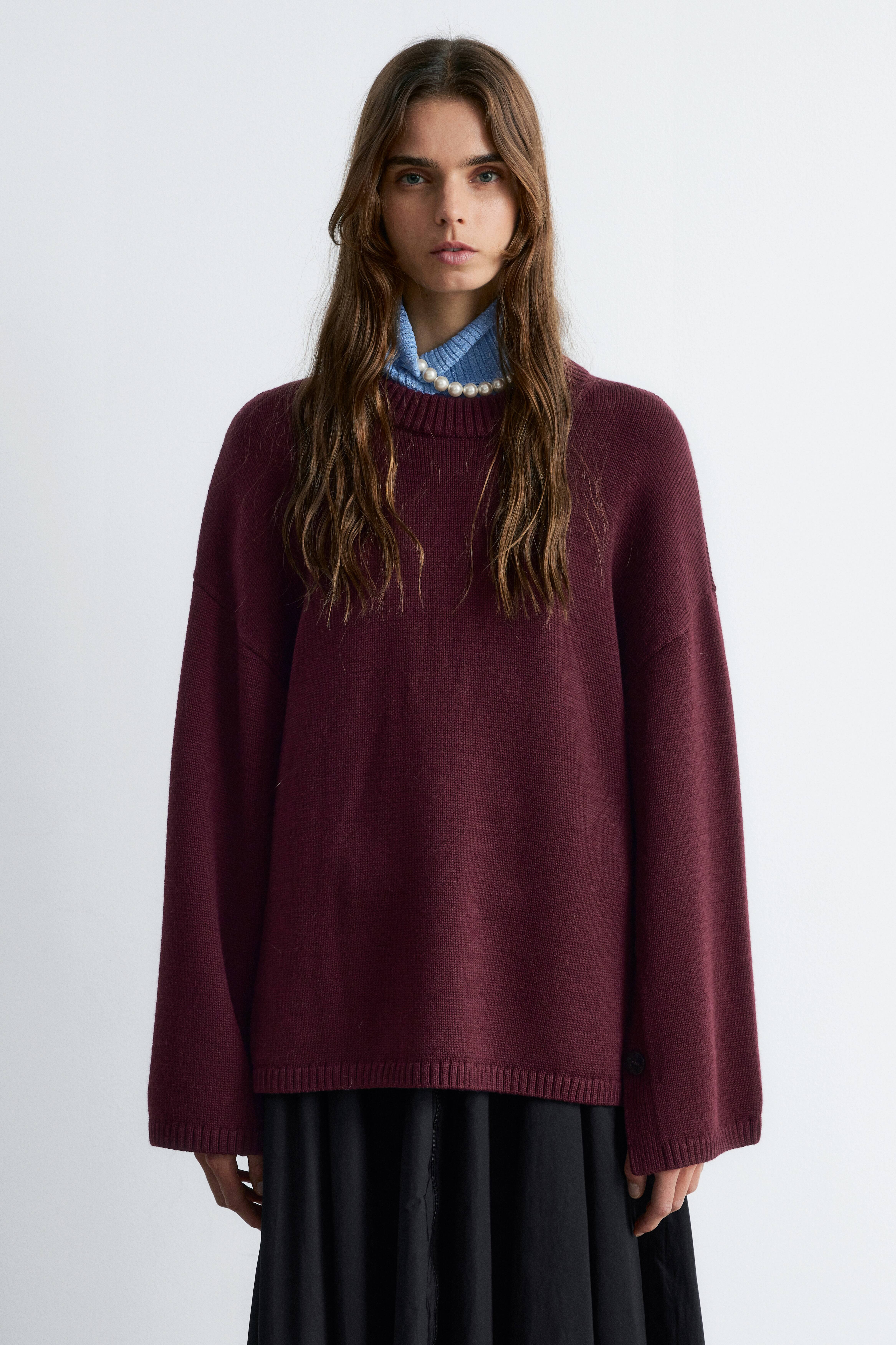 Stickad ulltröja med knappar - Vinröd