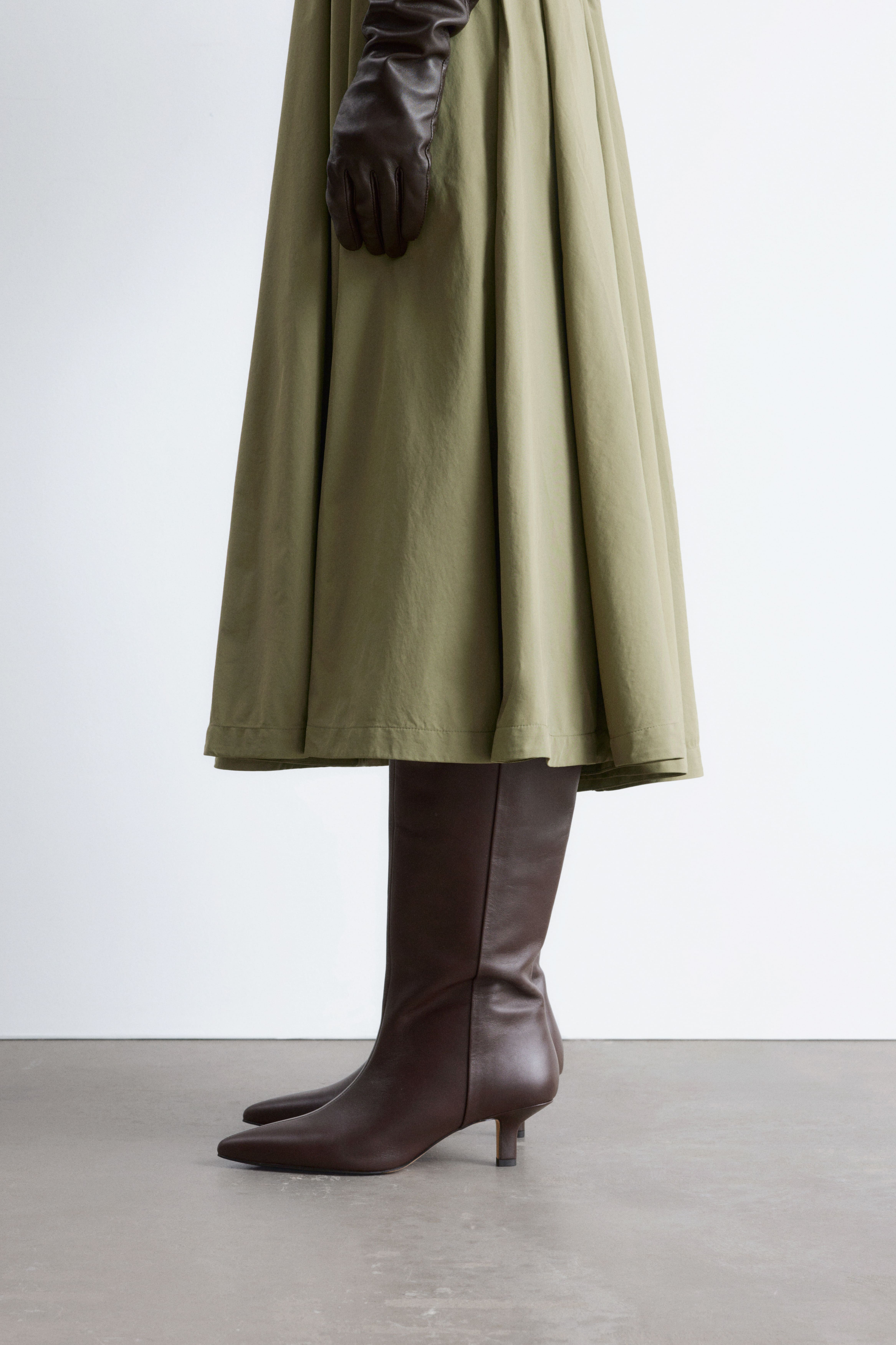 Kožené čižmy po kolená s nízkym opätkom - Tmavohnedá/Svetlá béžová hadia/Čierna