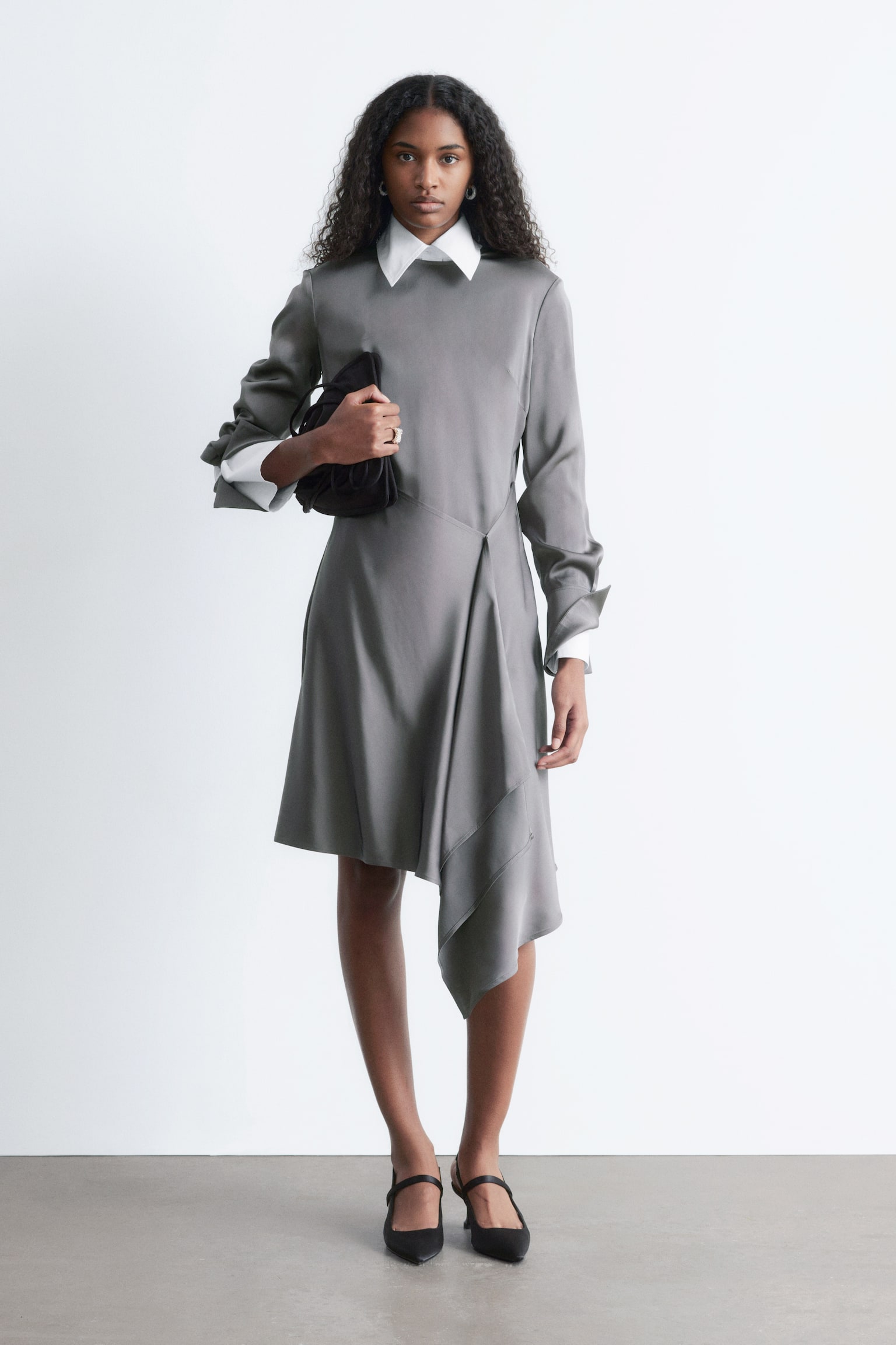 Robe courte asymétrique à manches longues - Gris argenté/Noir à motif fleuri - 1