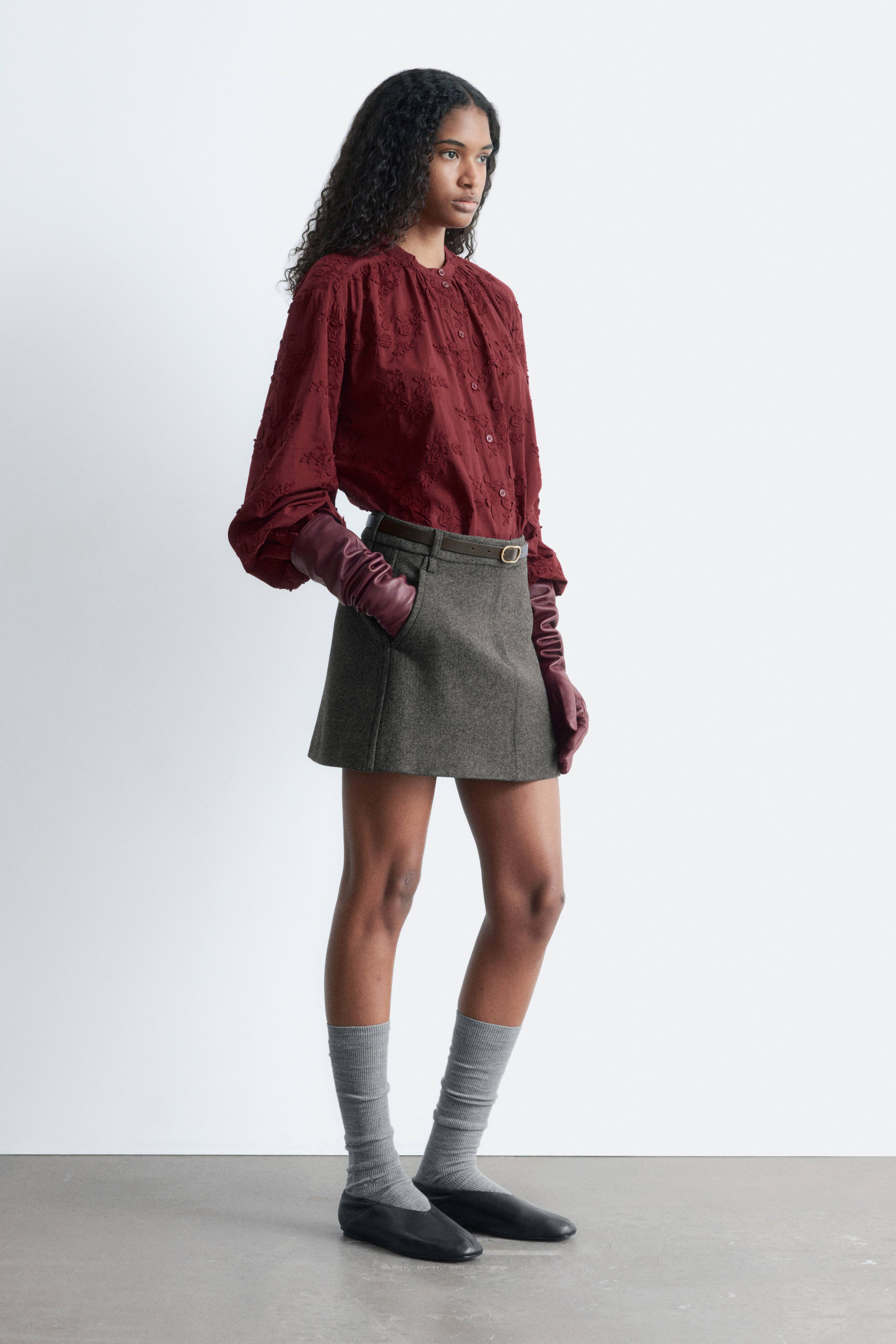 Bluse med voluminøs blomsterapplikasjon - Mørkerød/Hvit/Olje/Svart