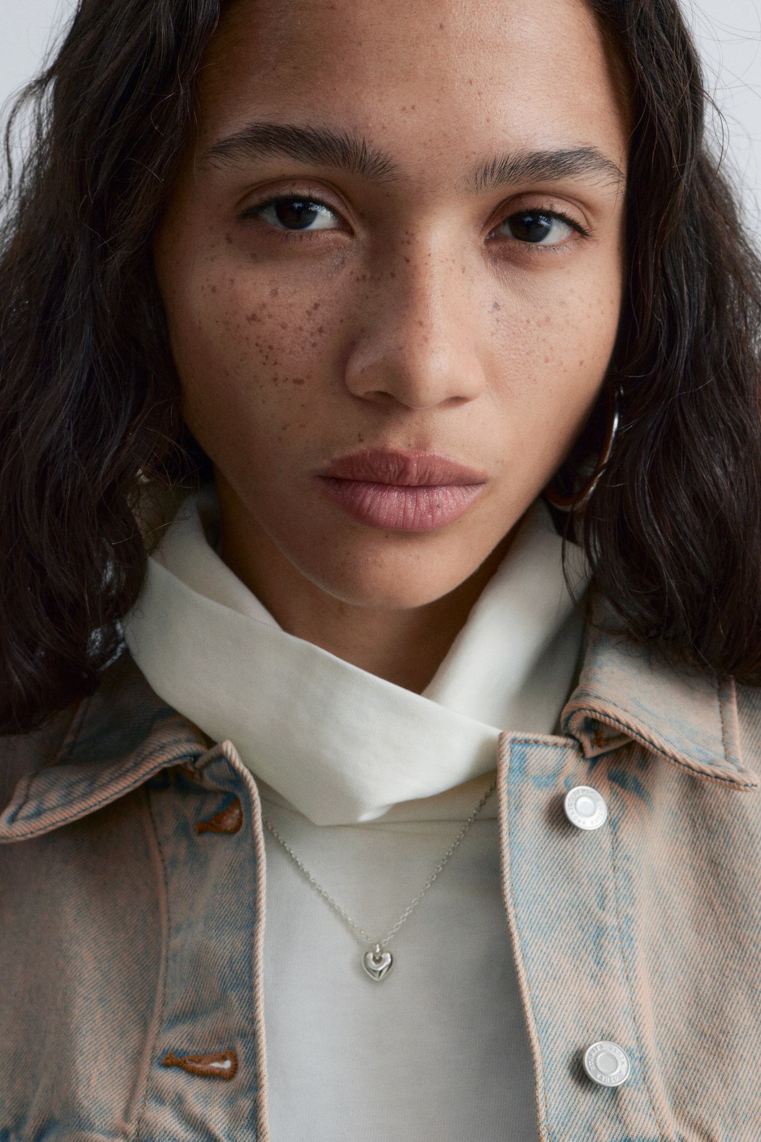 Náhrdelník s přívěskem ve tvaru srdce - Stříbrná/Zlatá - 1