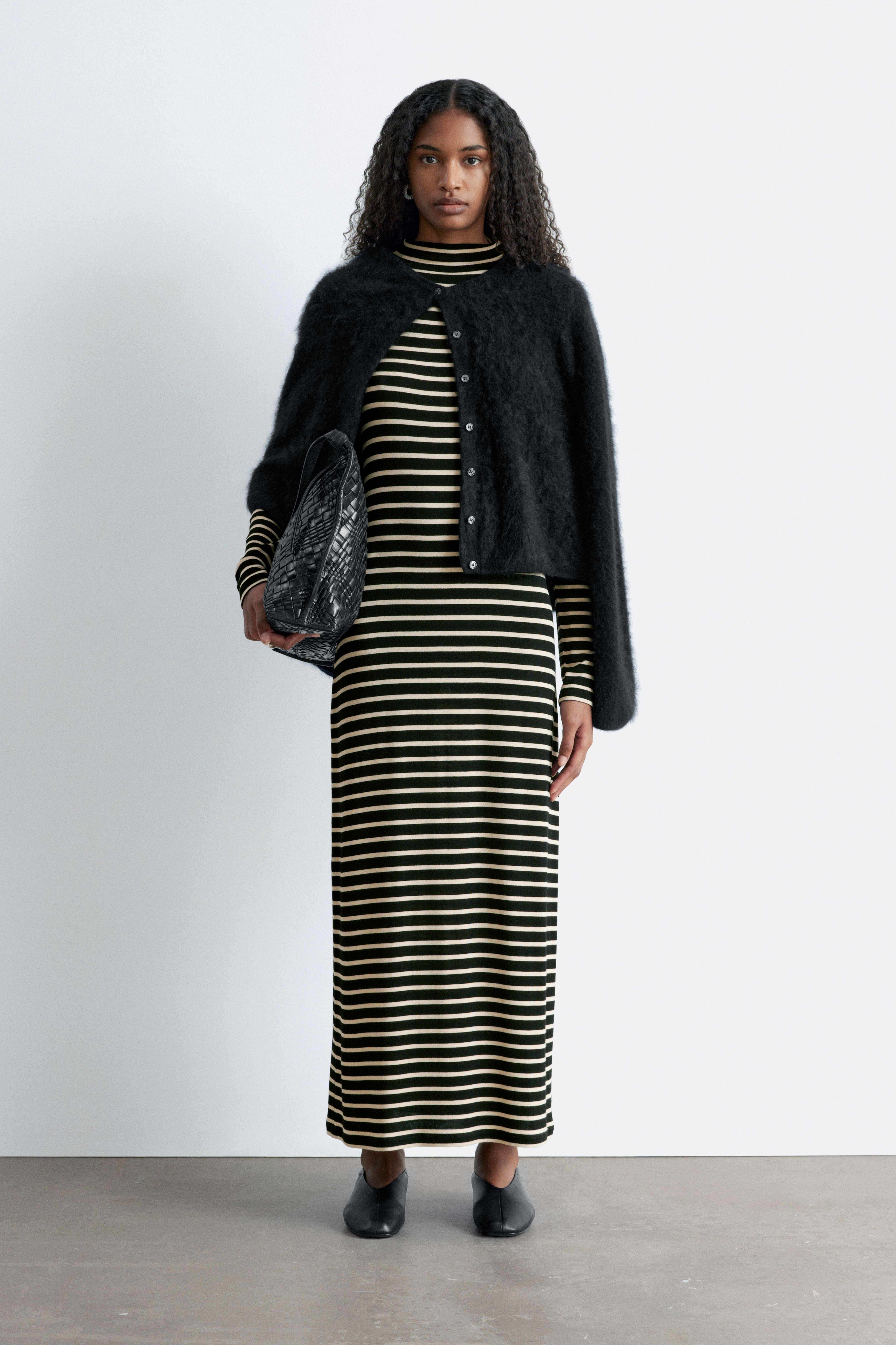 Maxikjole med polohals - Svarte/hvite striper