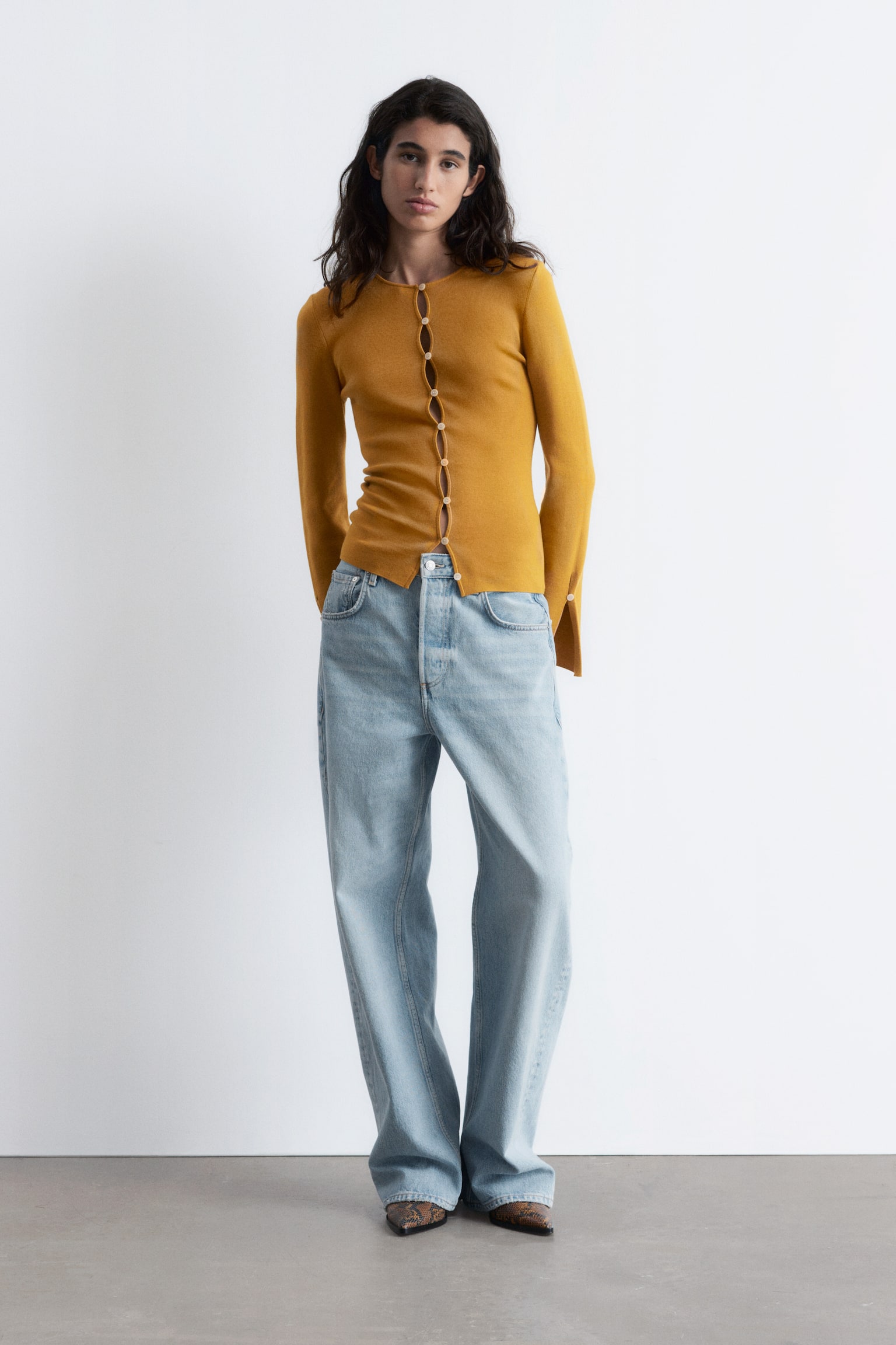 Eng anliegende Strickjacke aus Wolle - Senfgelb/Hellblau - 1