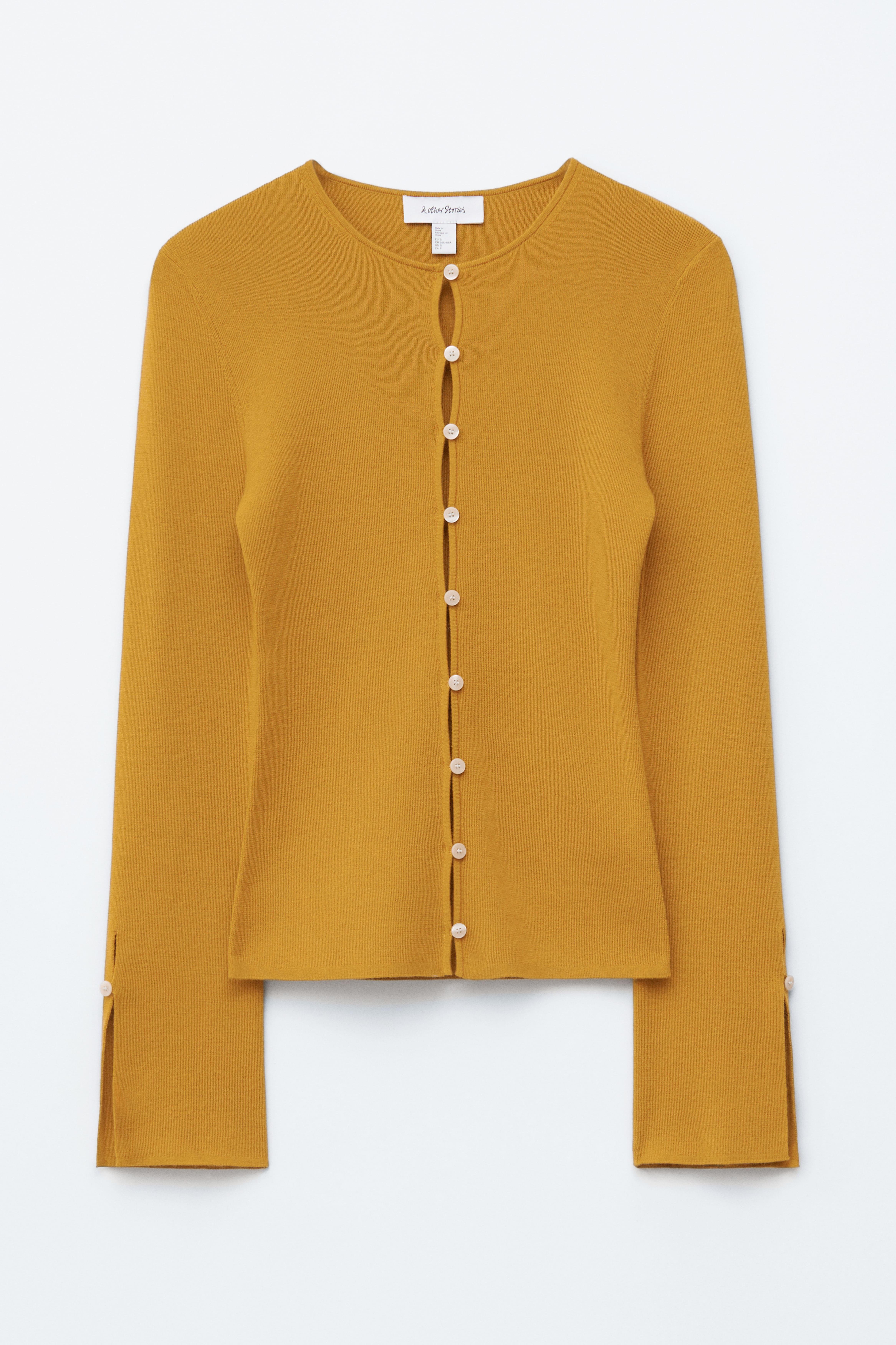 Eng anliegende Strickjacke aus Wolle - Senfgelb/Hellblau
