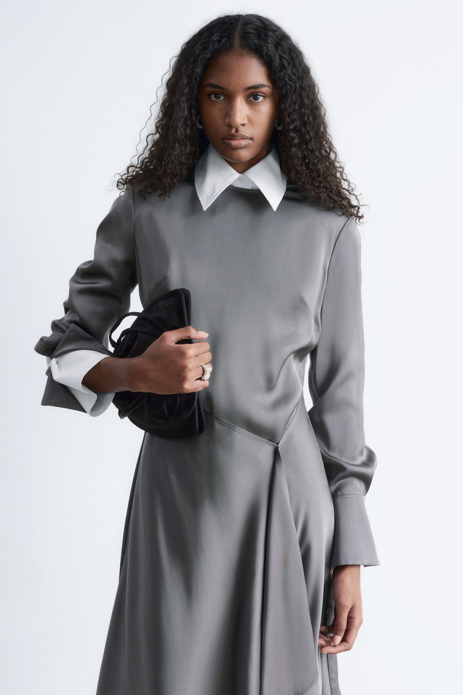 Robe courte asymétrique à manches longues - Gris argenté/Noir à motif fleuri - 5