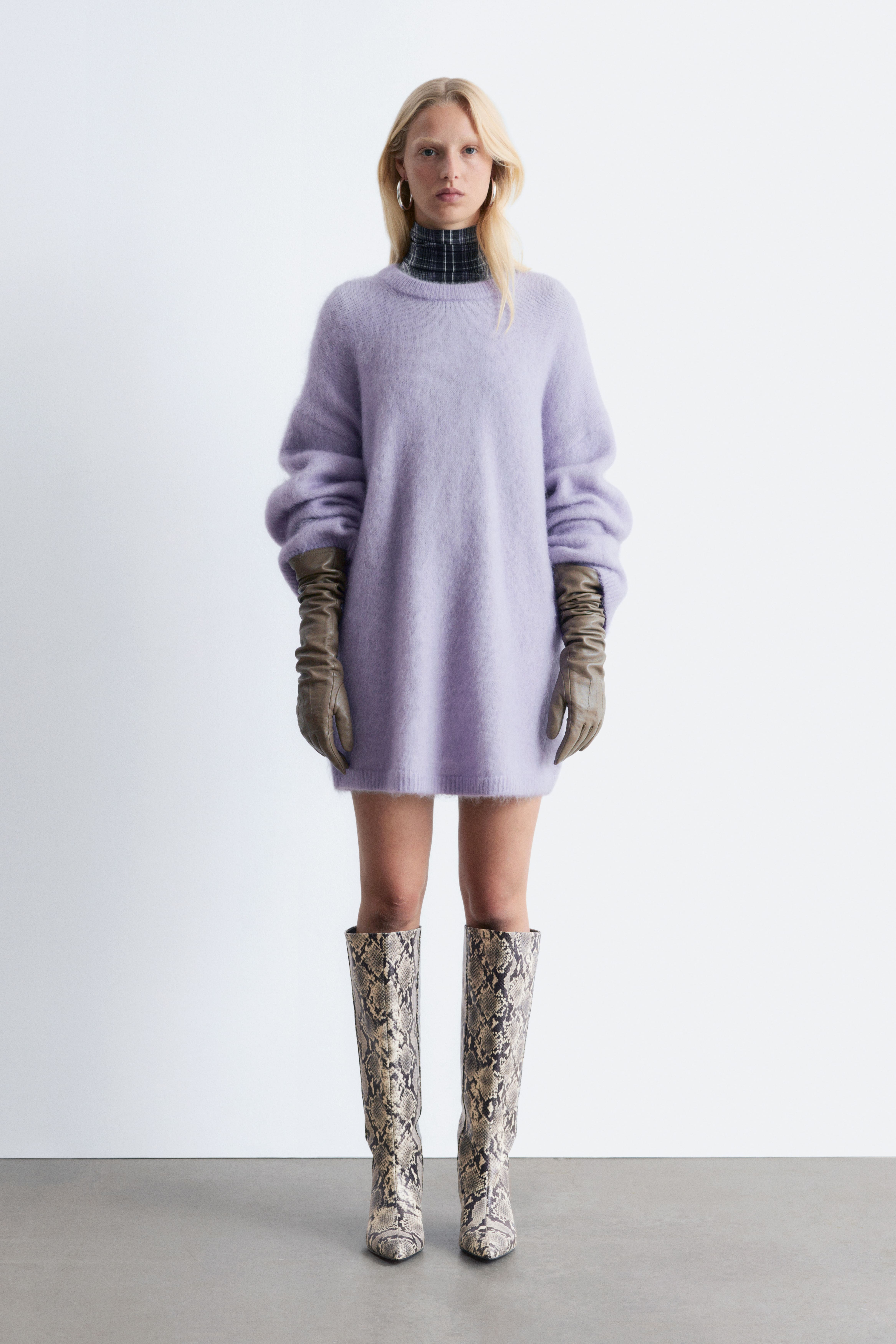 Alacsony sarkú bőr térdcsizma - Világos bézs kígyómintás/Fekete/Sötétbarna