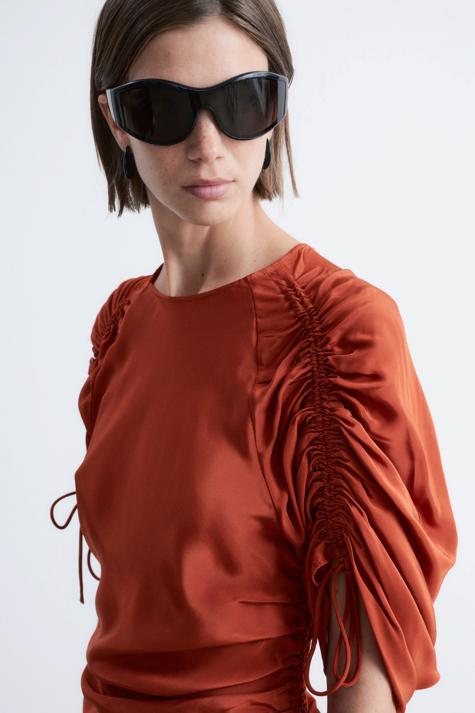 Mini abito con ruche dall'effetto scultoreo - Marrone ruggine - 4