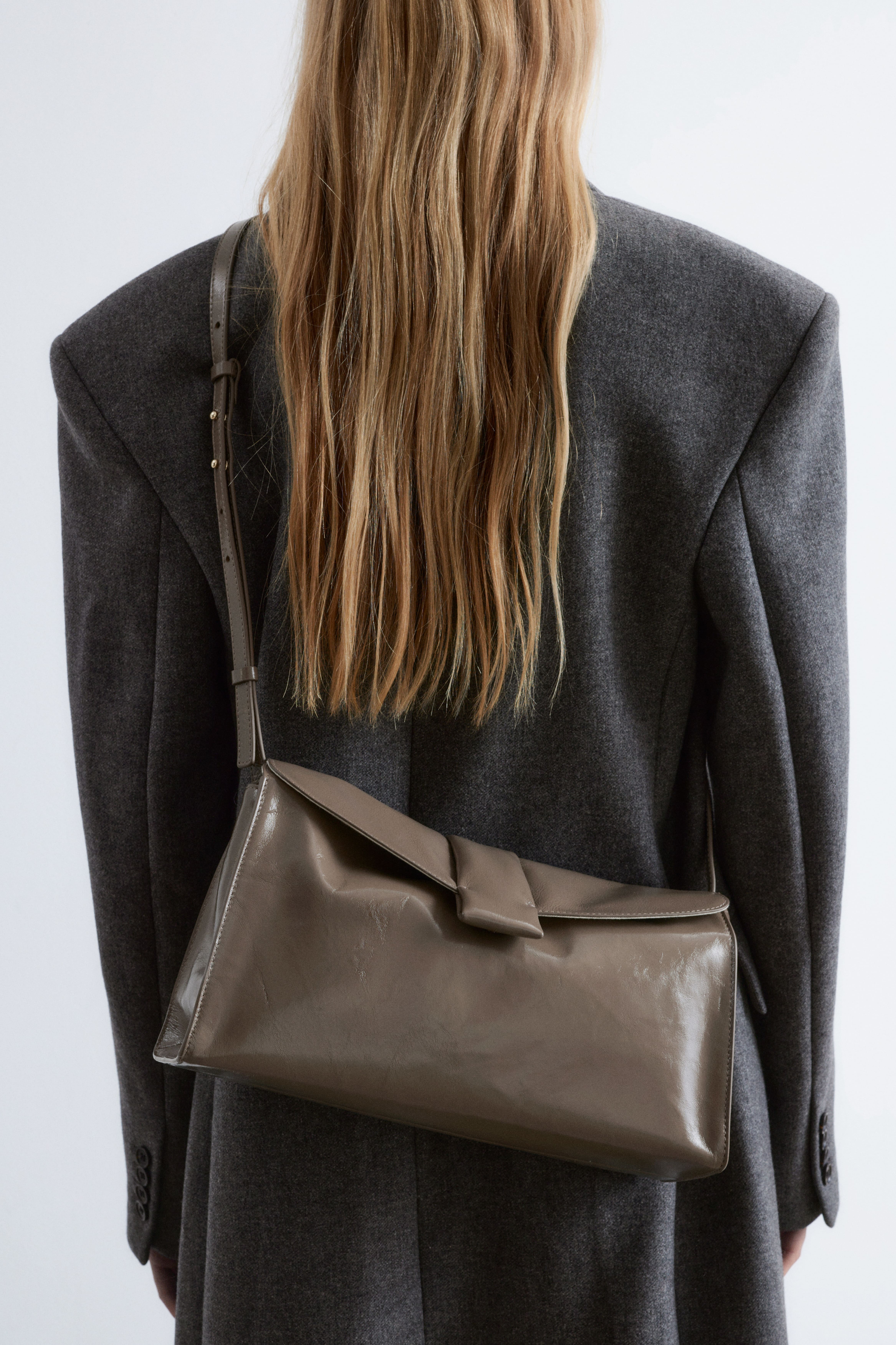 Clutch i mjukt läder - Gråbeige/Svart