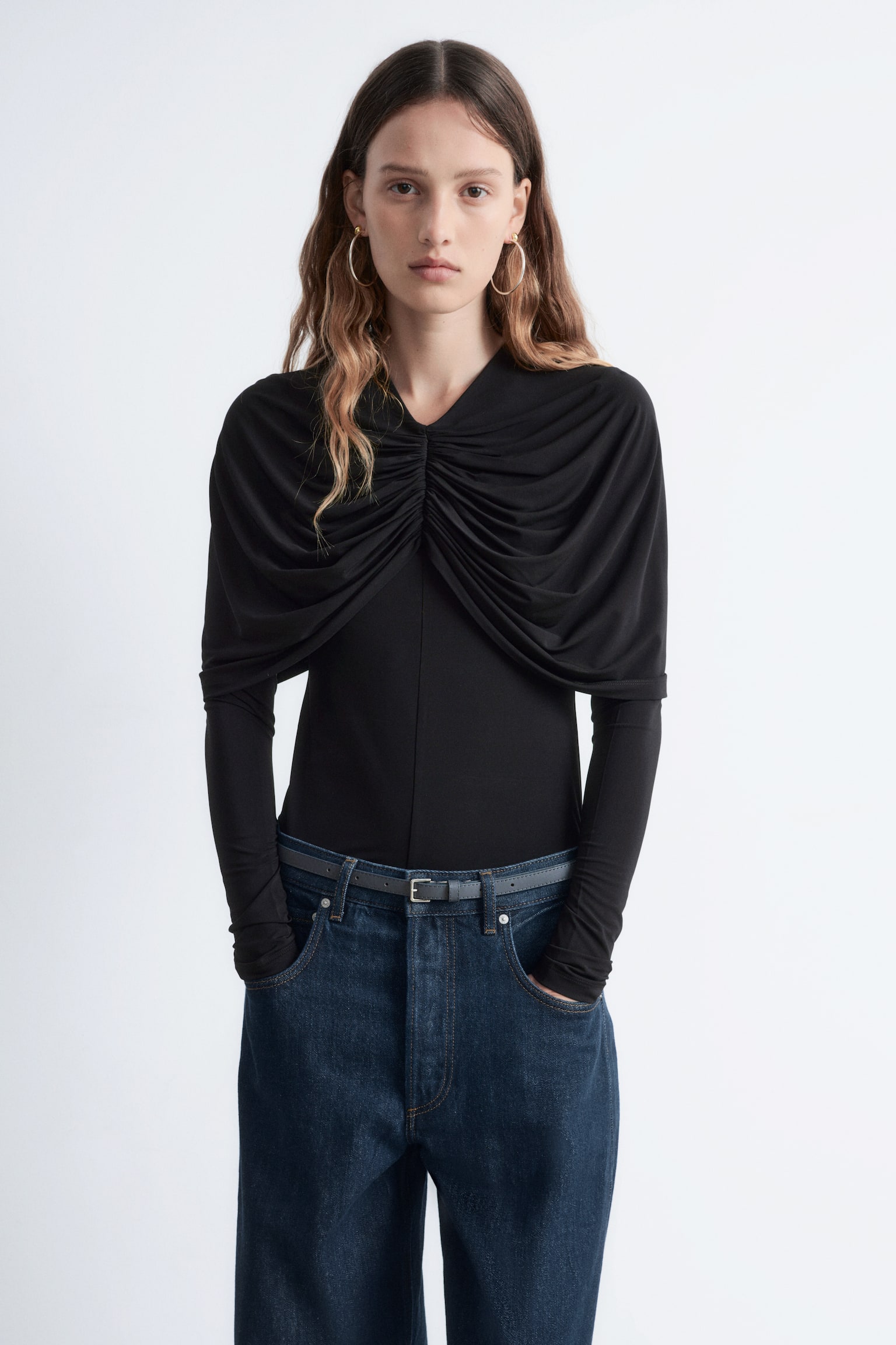 Oberteil mit drapiertem Cape-Detail - Schwarz - 4