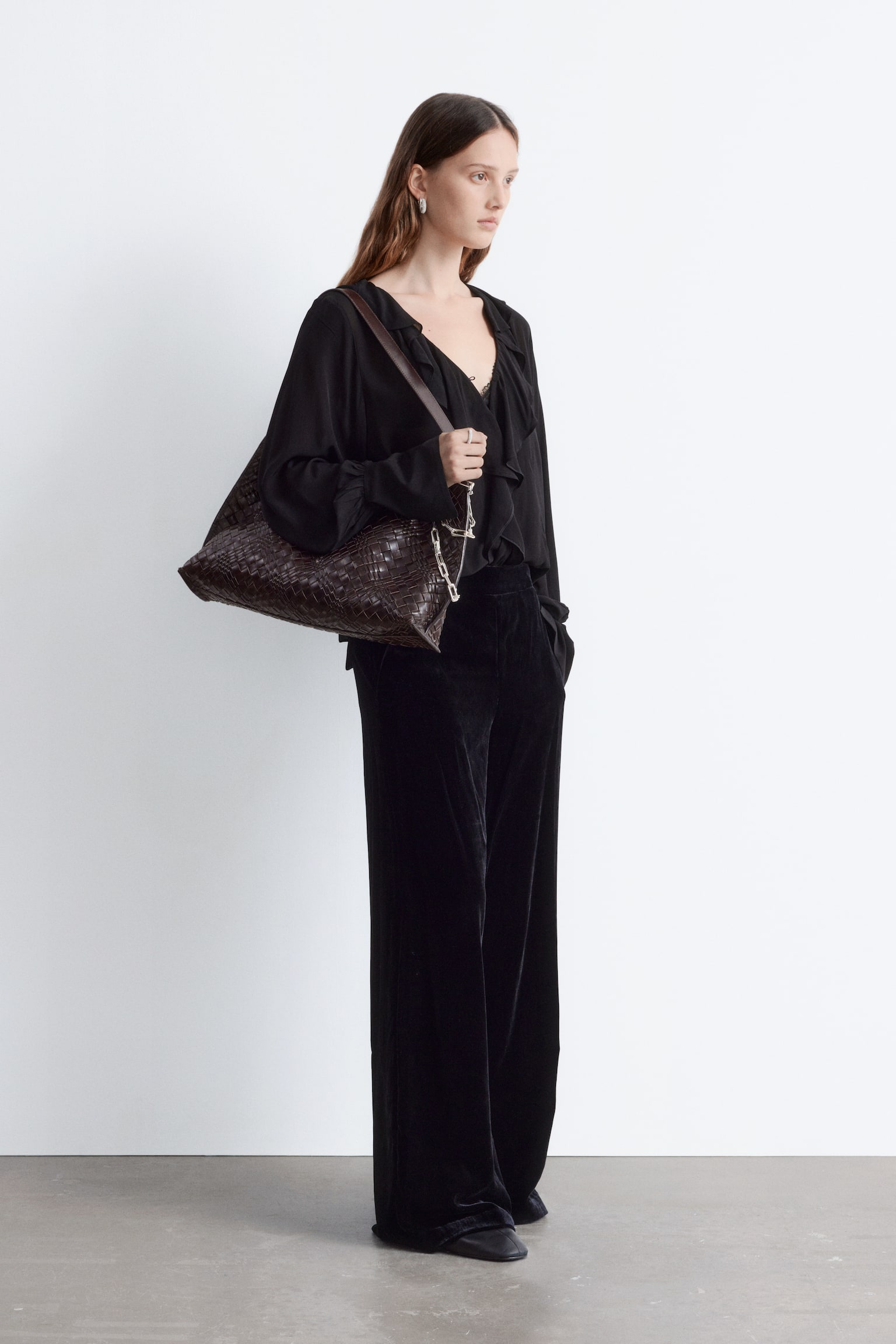 Bluse mit Rüschen und V-Ausschnitt - Schwarz - 4