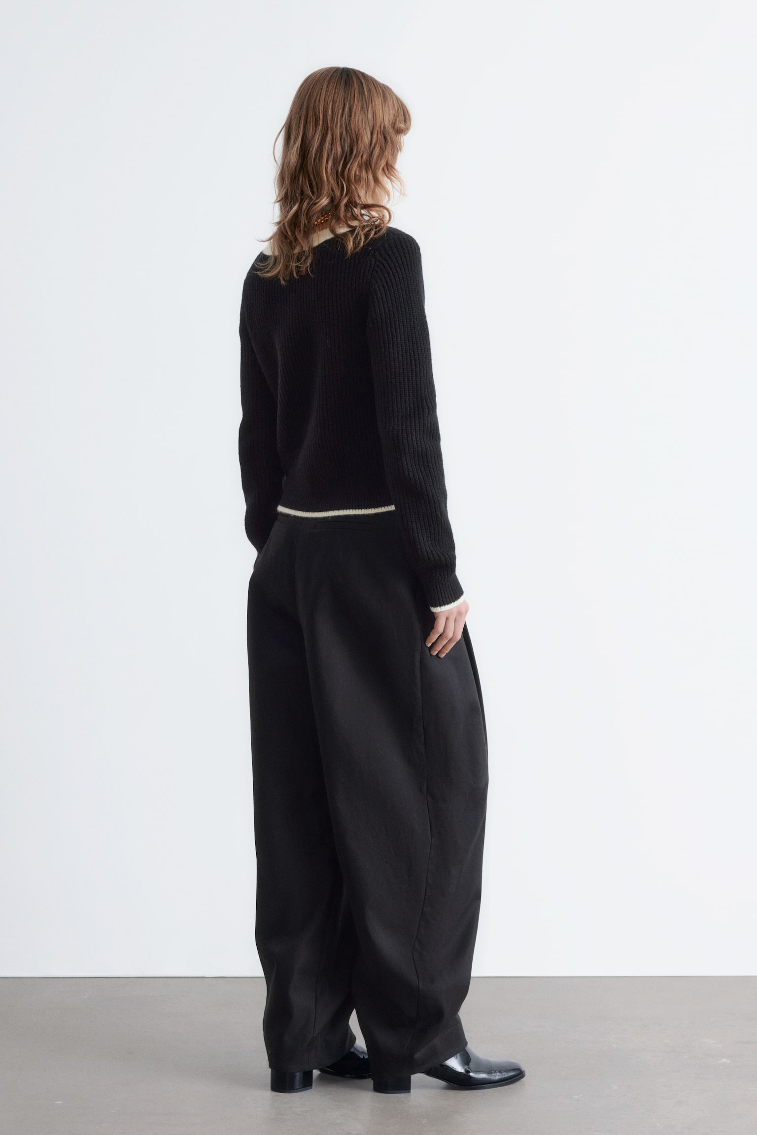 Strickjacke mit Reißverschluss und Kontrastdetails - Schwarz - 4