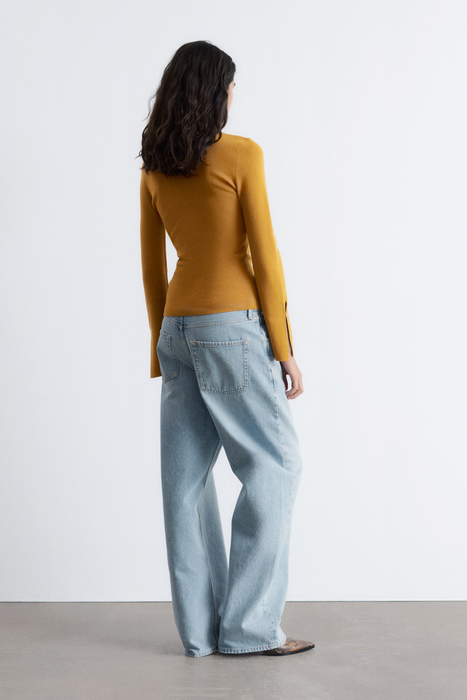 Eng anliegende Strickjacke aus Wolle - Senfgelb/Hellblau - 5