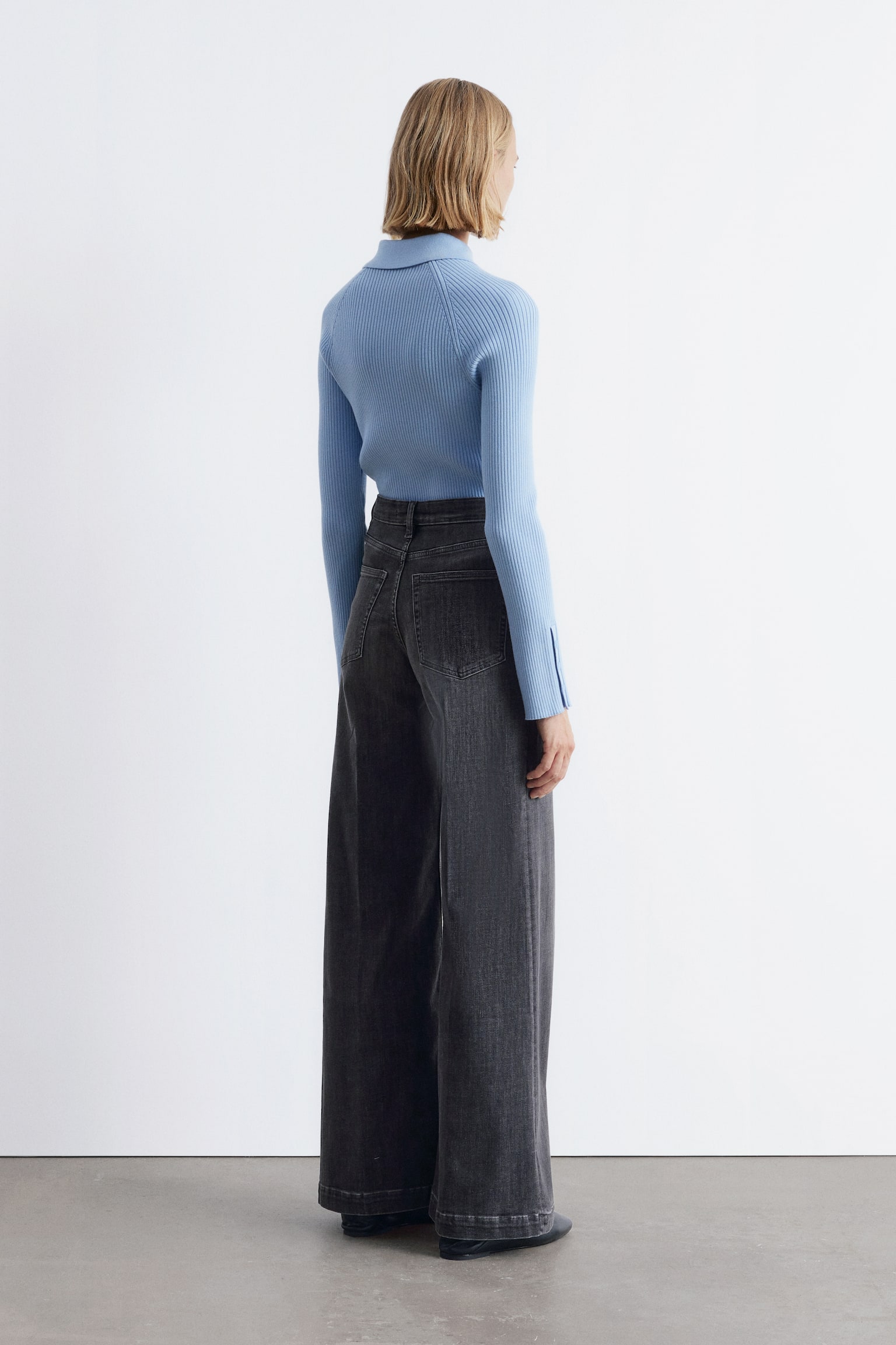 Weite Jeans mit Bügelfalten - Dunkelgrau - 5