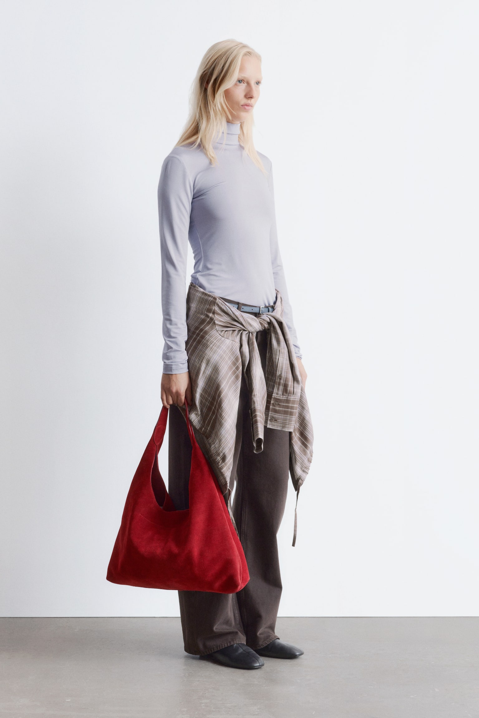 Schmal geschnittenes Oberteil mit Rollkragen - Helllila/Schwarz/Rot/Blumenmotiv - 3