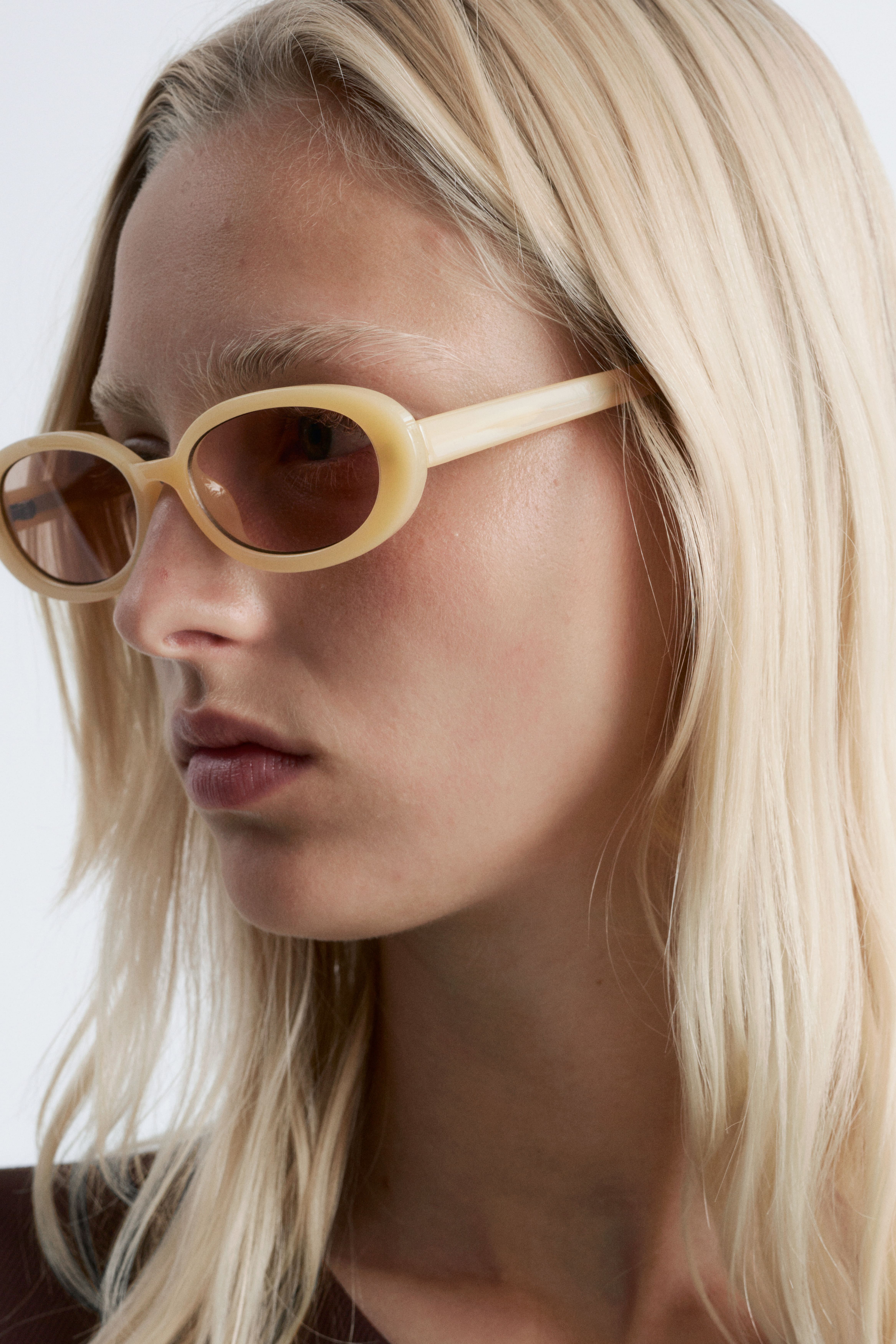 Στενά γυαλιά ηλίου με οβάλ σκελετό - Κίτρινο