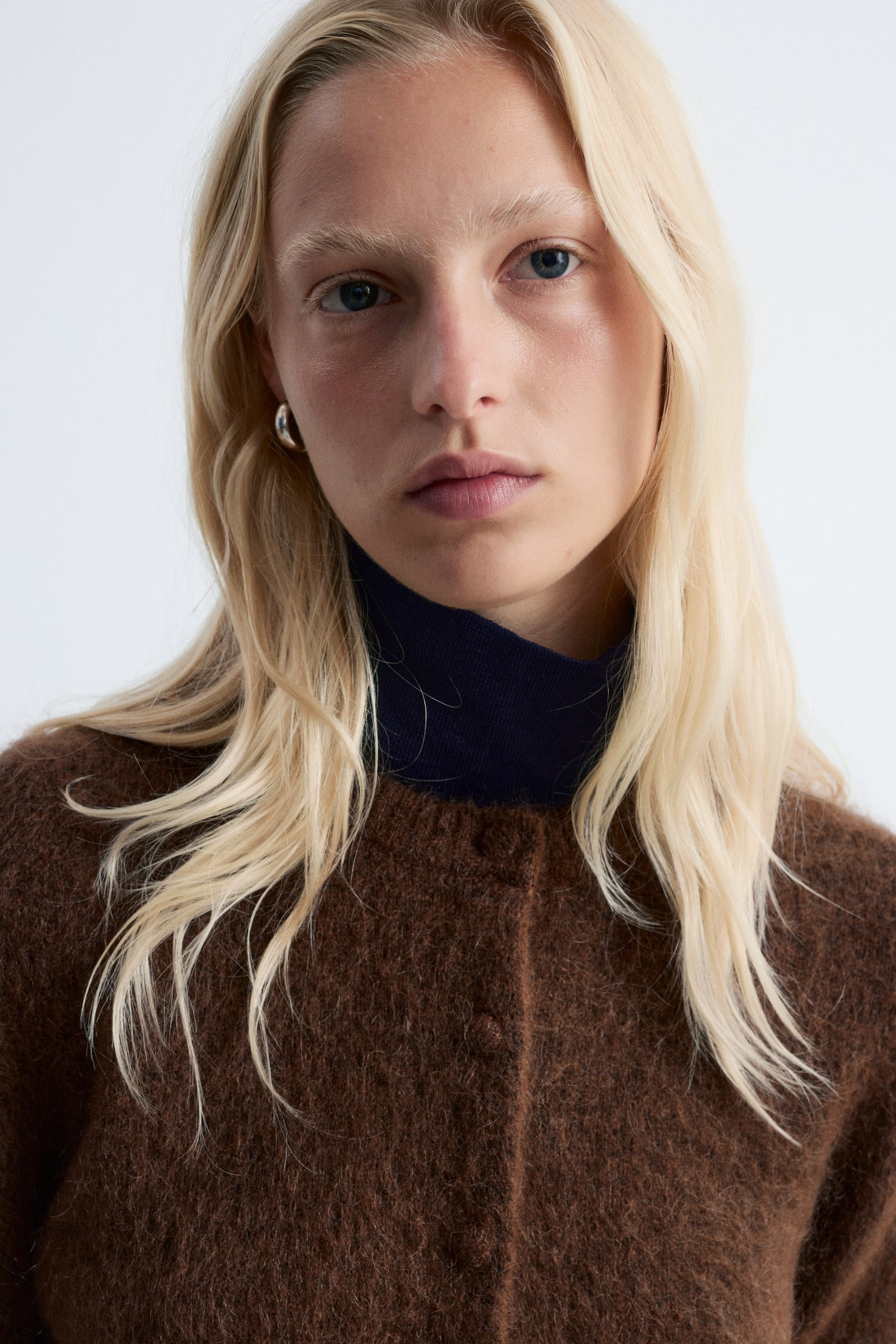 Strickjacke mit gebürsteter Textur - Braun/Schwarz/Rot - 5