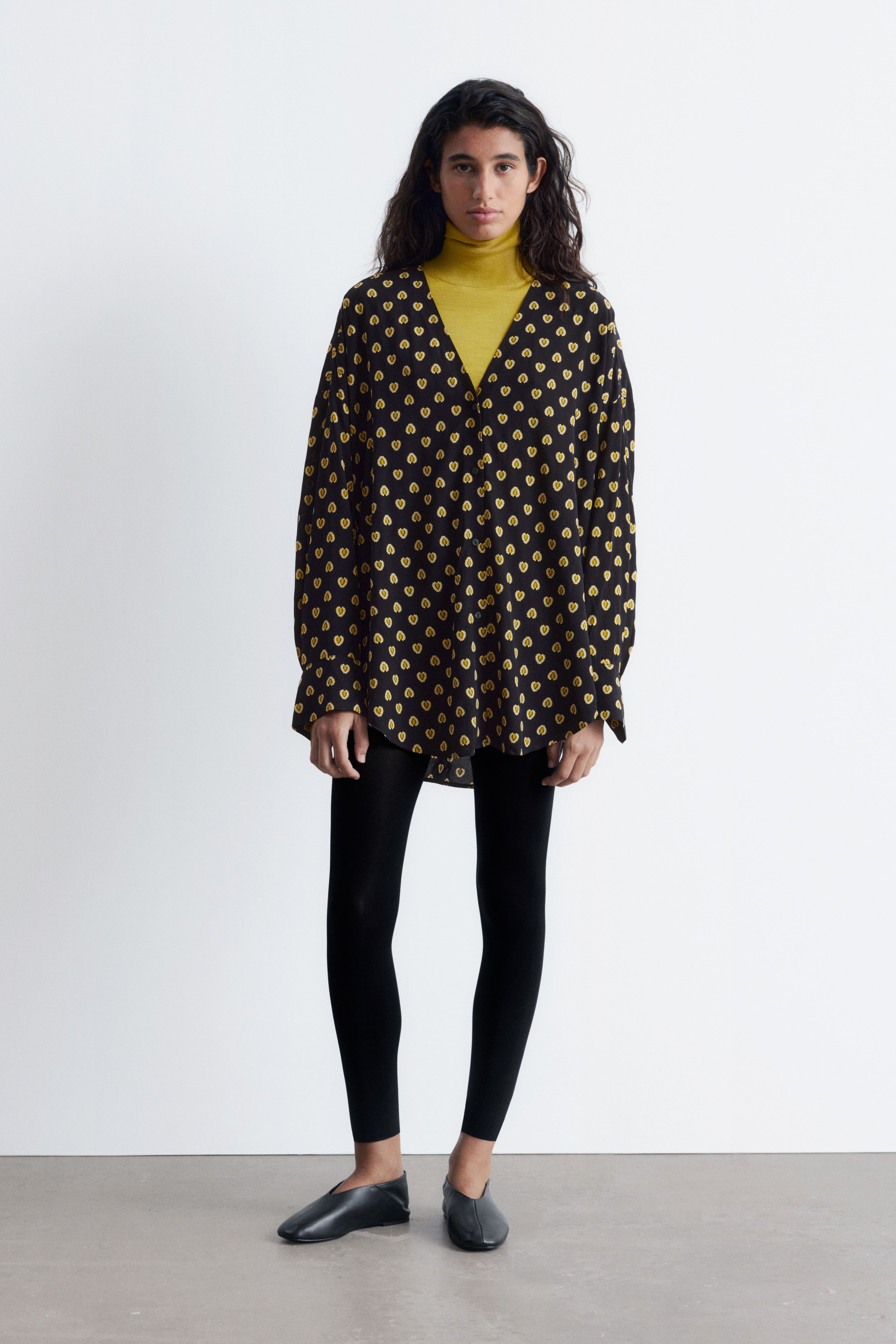 Oversized blus med V-ringning och tryck - Svart/gul mönster