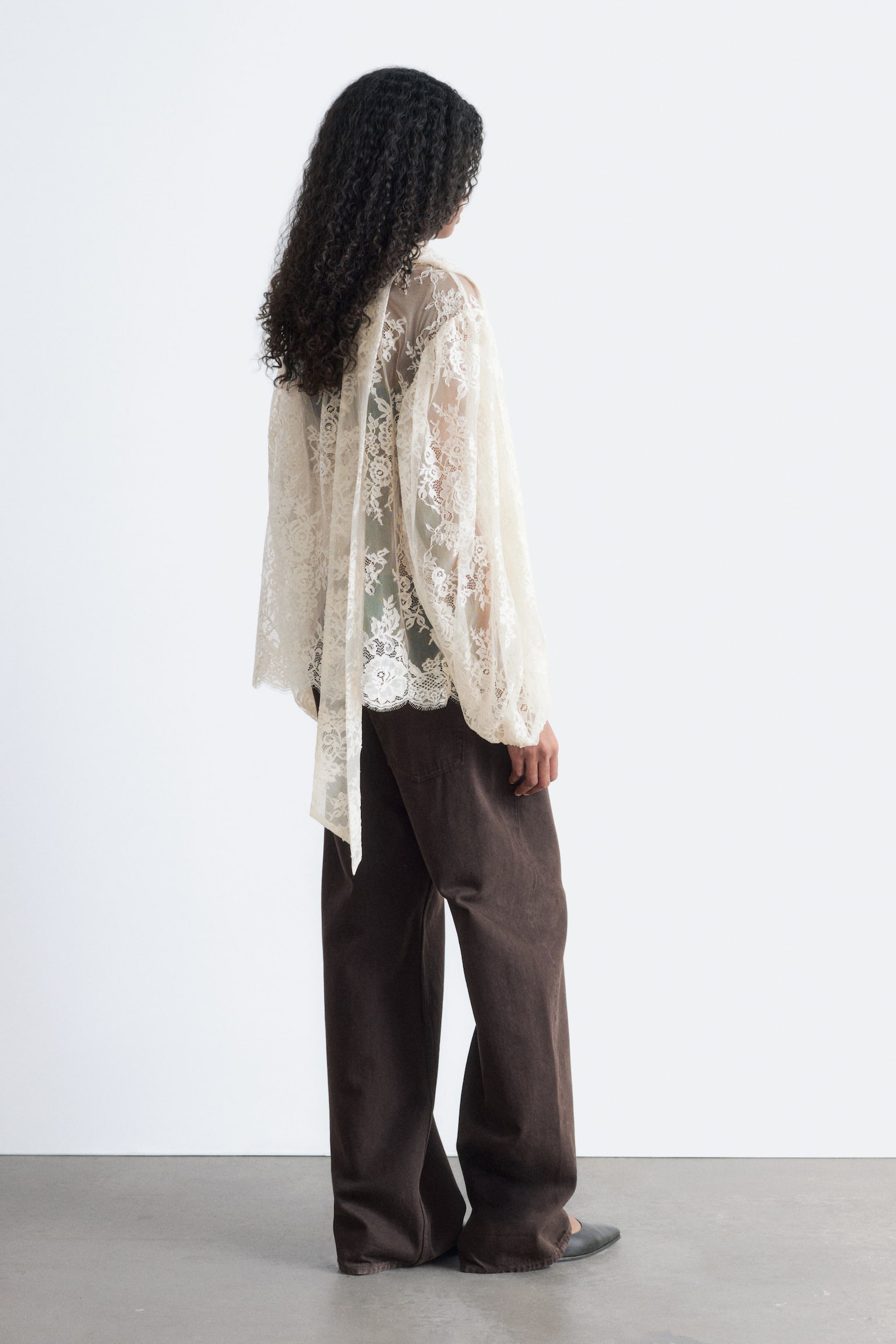 Spitzenbluse mit Schleifenband - Weiß - 3