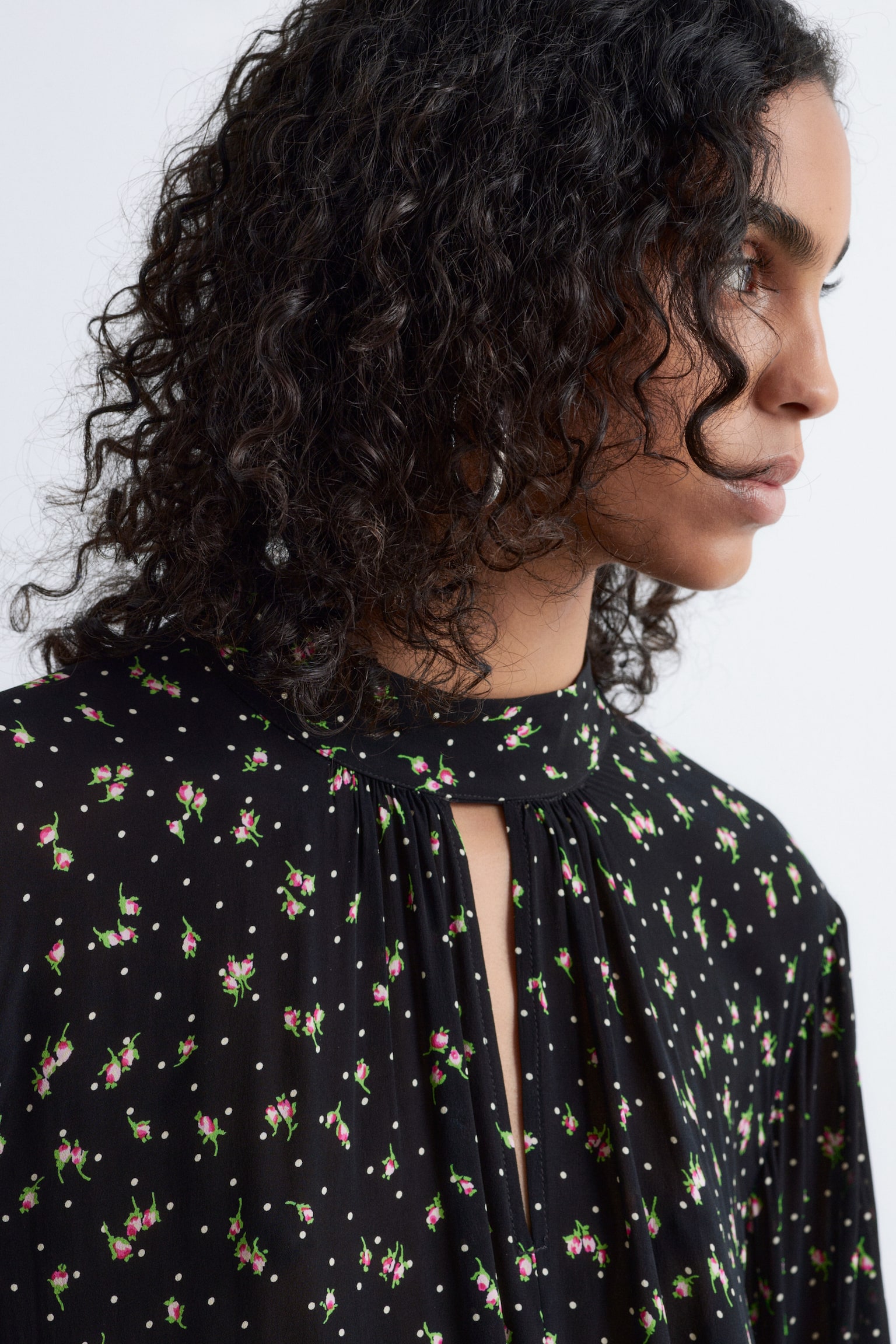 Blusa con gala e colletto alla coreana - Nero/Motivo floreale - 5