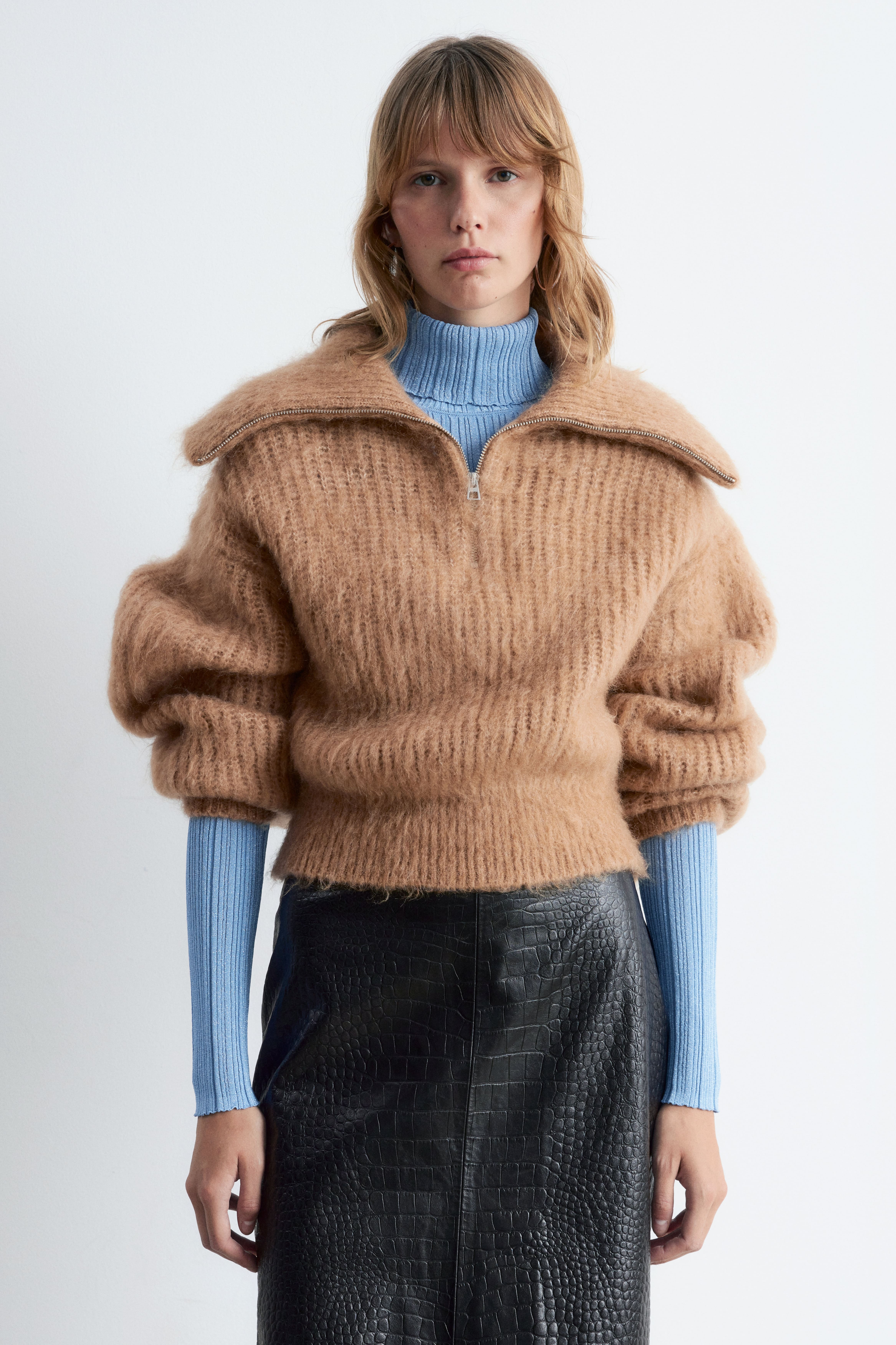 Ribbstickad tröja med dragkedja - Beige