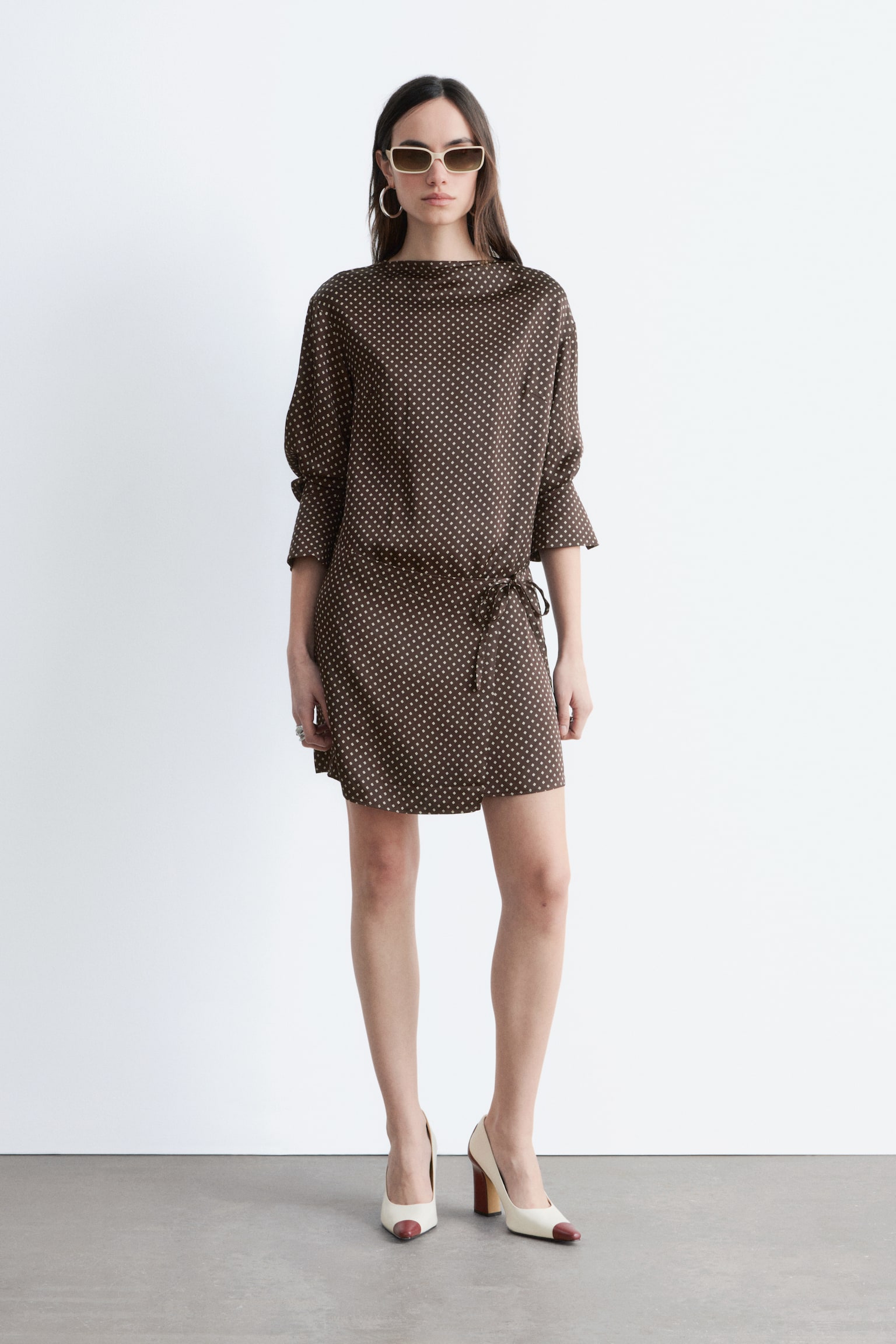 Mini abito in raso con lacci - Marrone scuro/Pois bianchi/Verde - 1