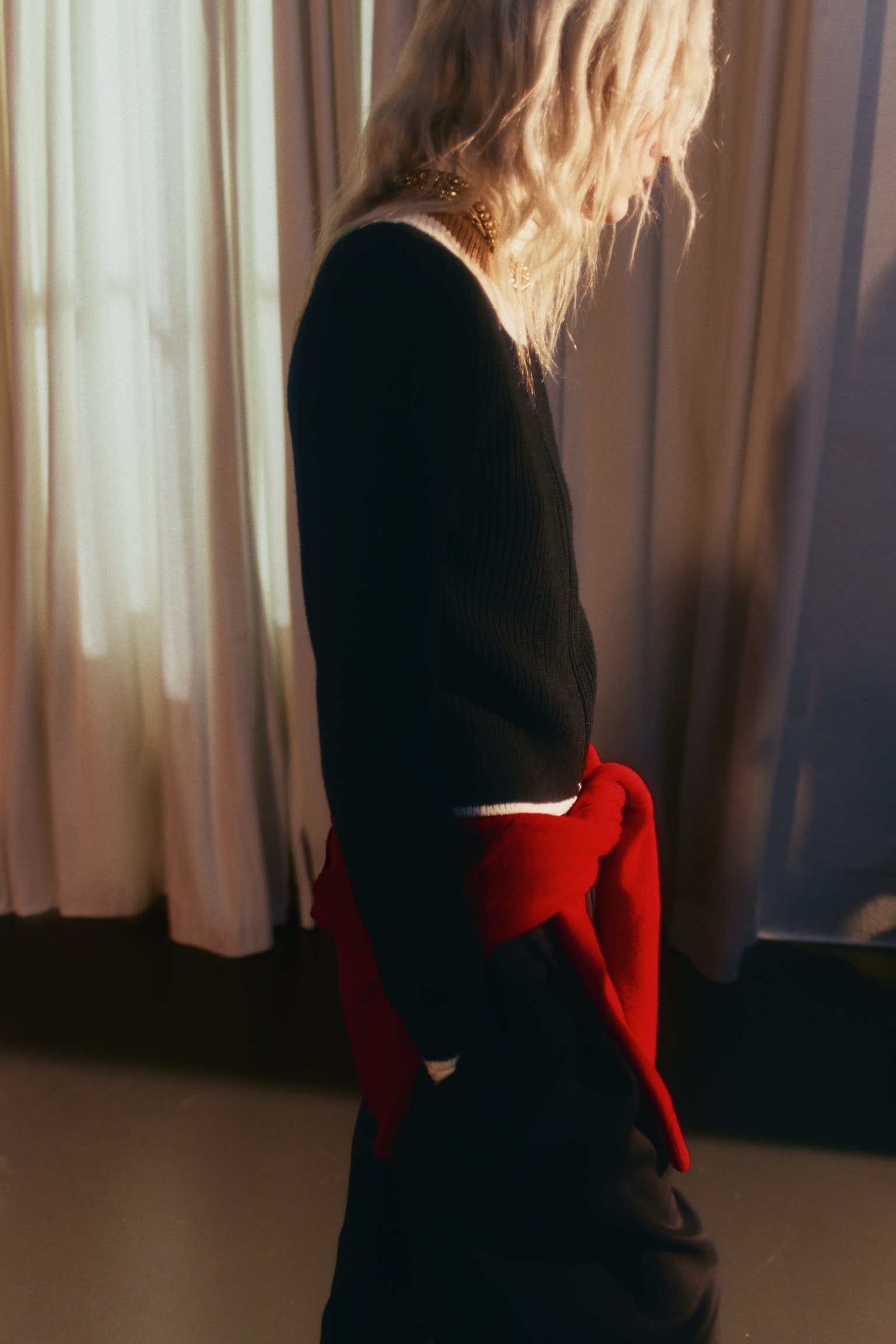 Strickjacke mit Reißverschluss und Kontrastdetails - Schwarz - 3