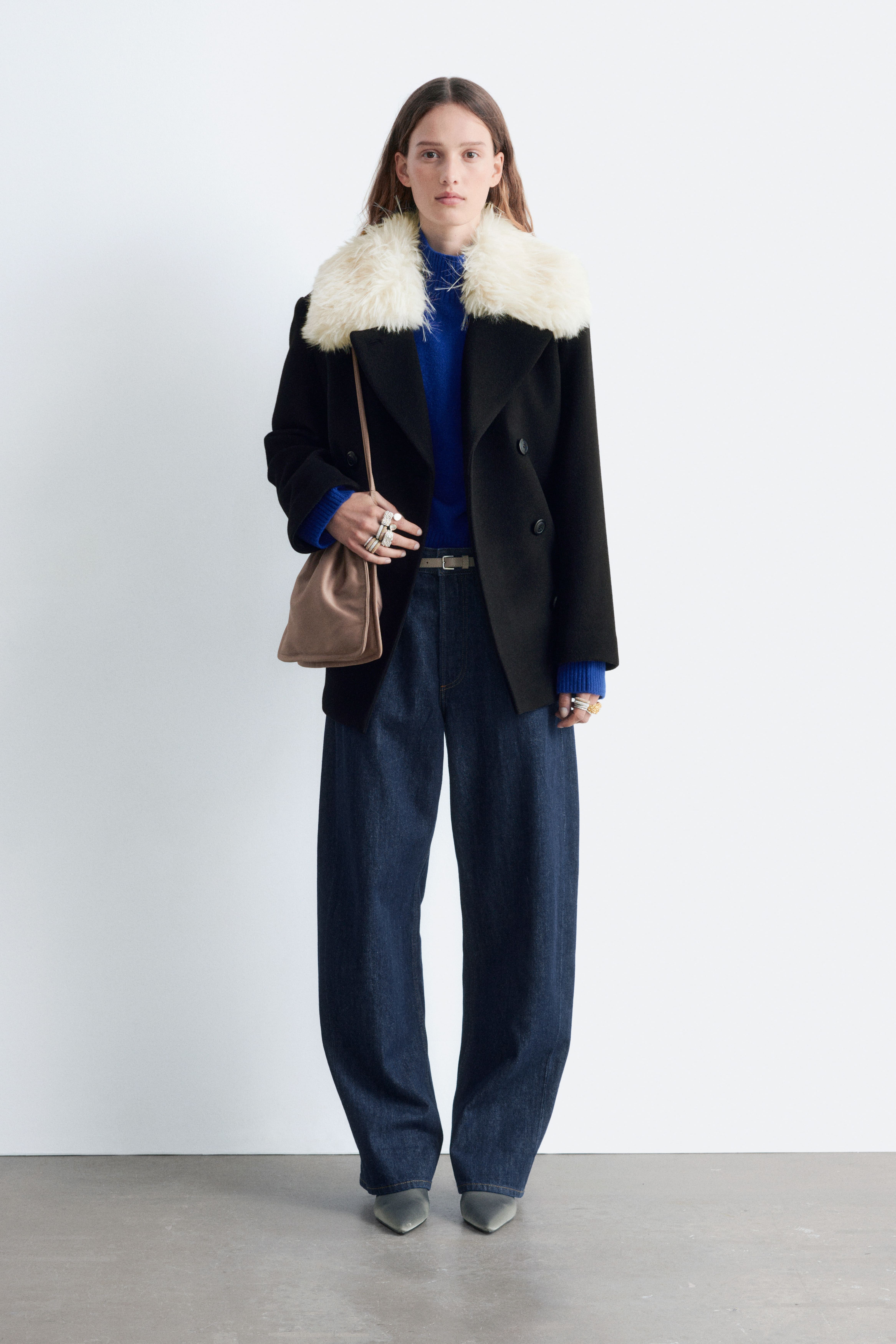 Lyhyt villakangastakki turkiskauluksella - Musta