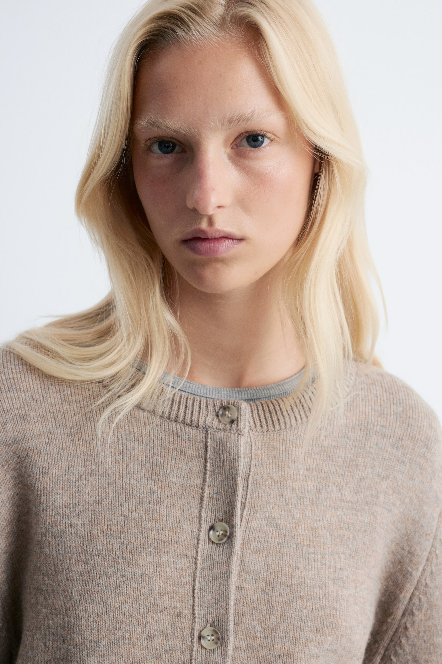 Verkürzte, kastenförmige Strickjacke - Graubraun/Dunkelgrau - 5