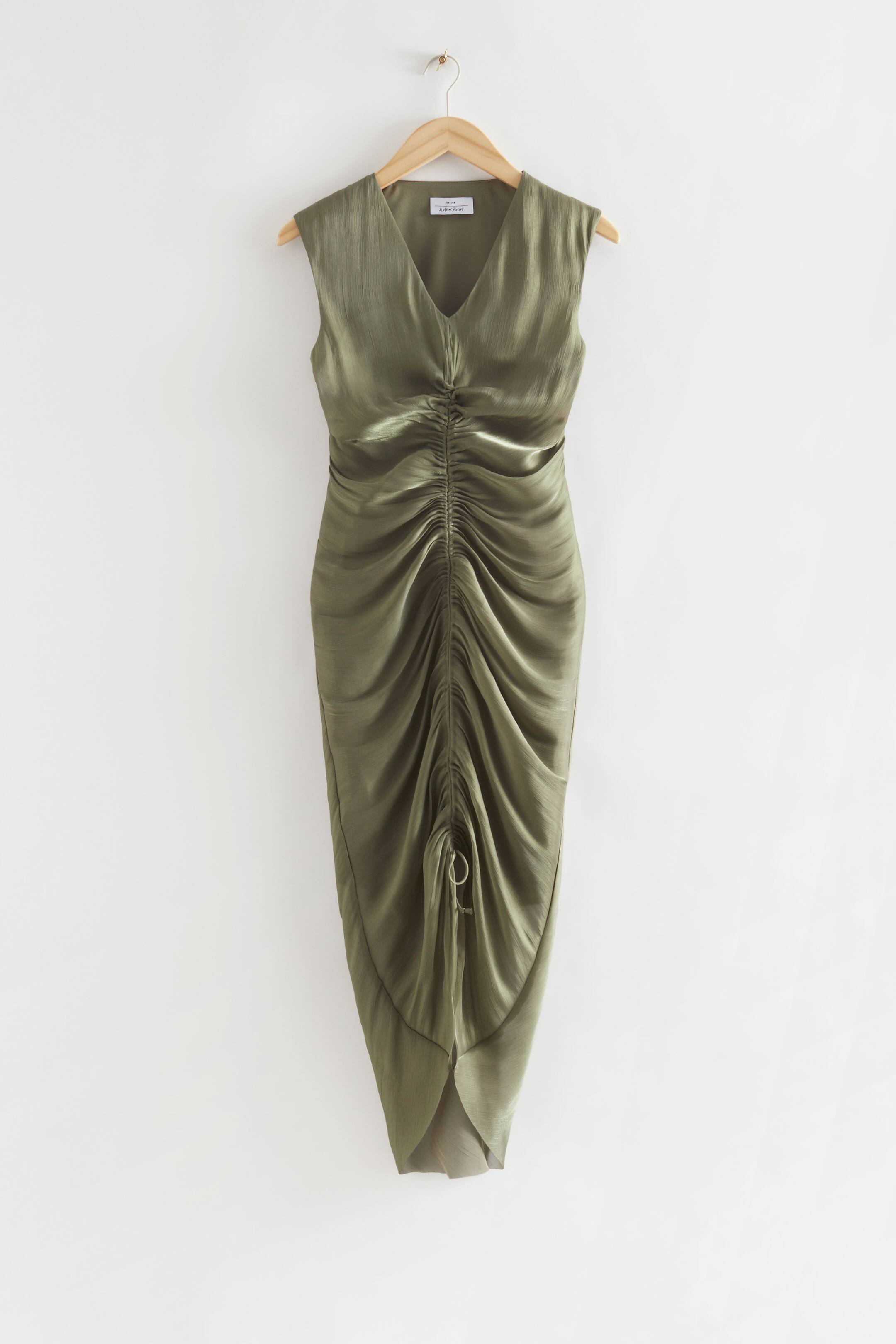 Schmal geschnittenes Kleid mit Raffungen - V-Ausschnitt - Ärmellos 