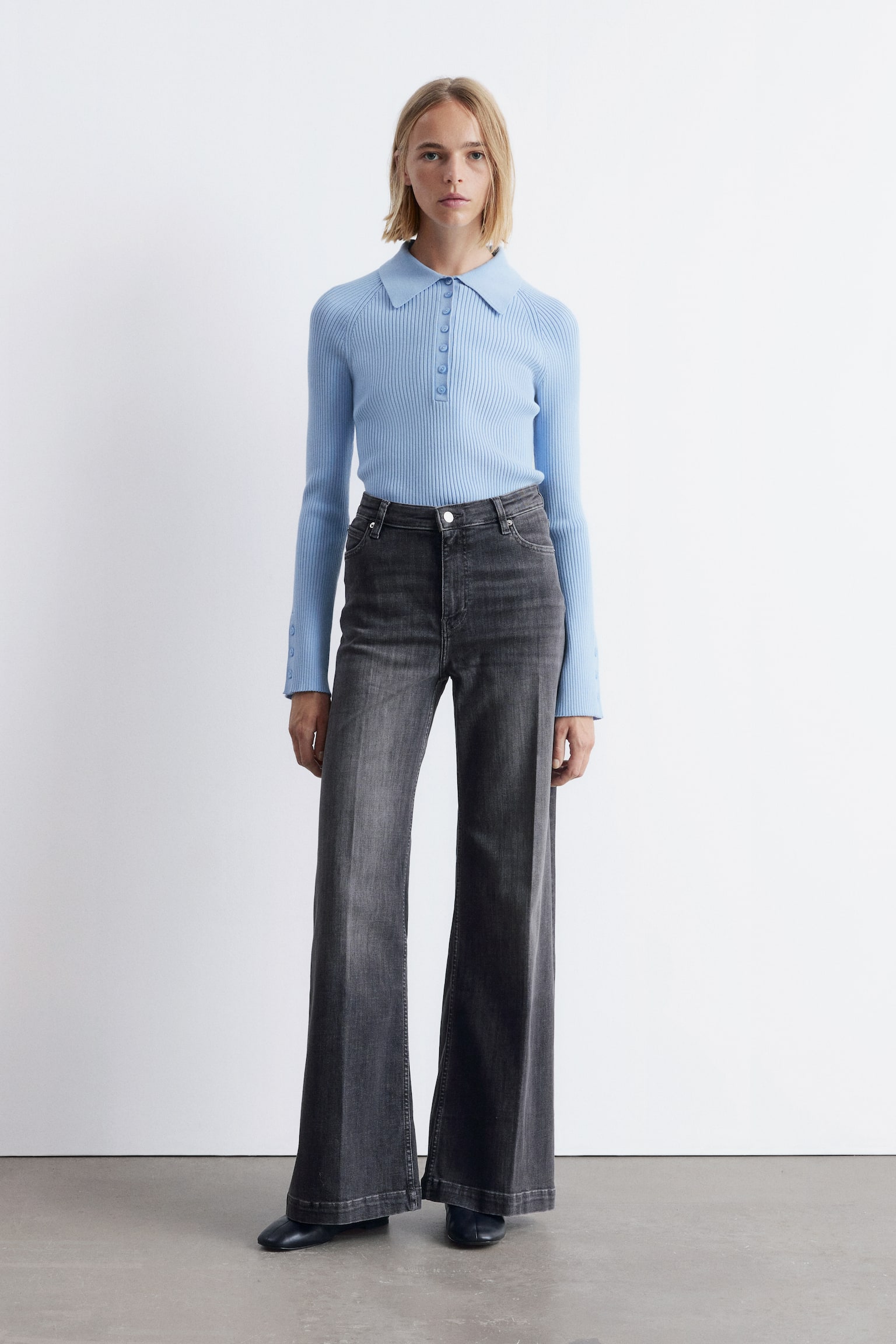 Weite Jeans mit Bügelfalten - Dunkelgrau - 1