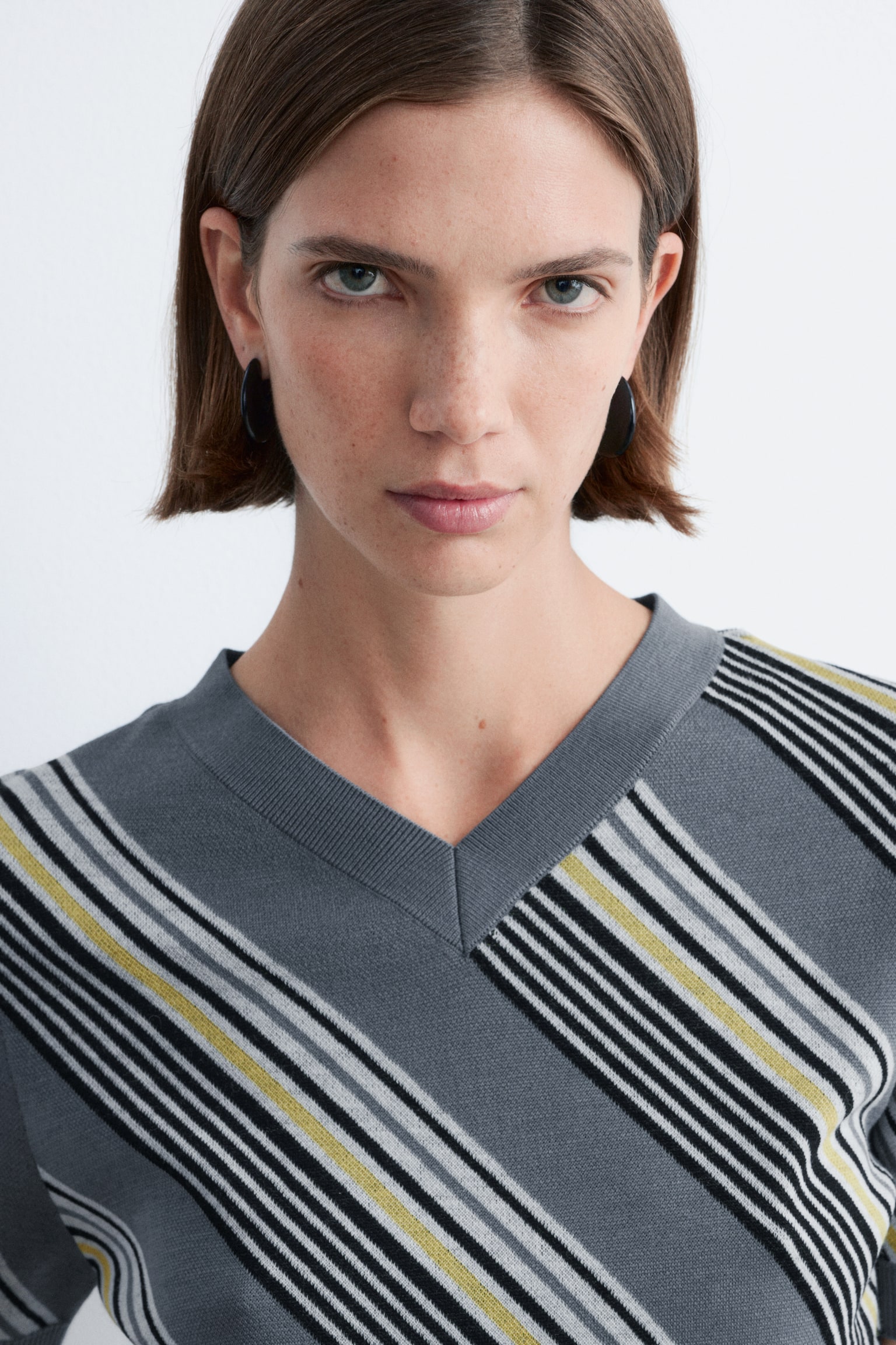 T-shirt in lana a righe con scollo a V - Righe rosso/giallo - 4