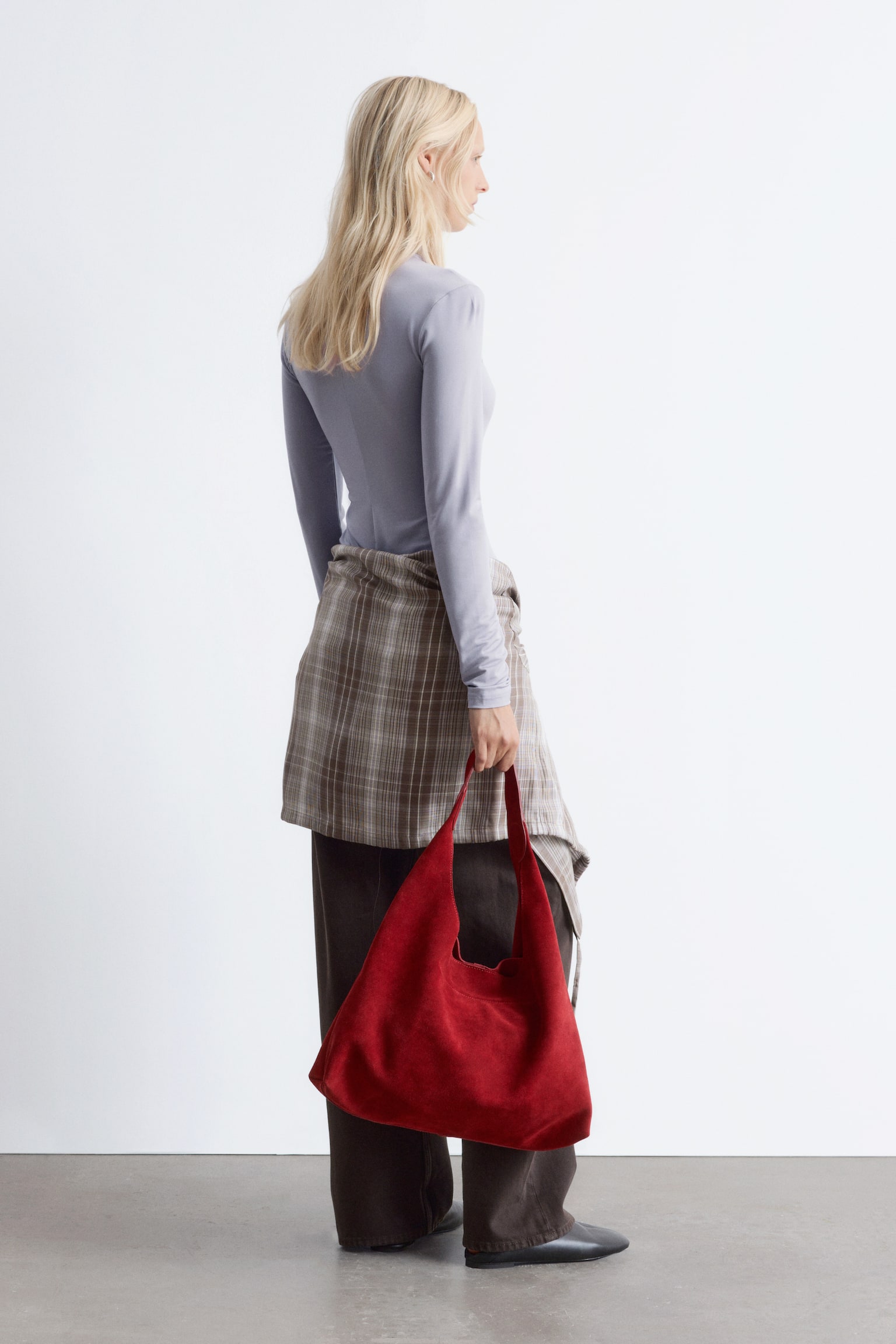 Schmal geschnittenes Oberteil mit Rollkragen - Helllila/Schwarz/Rot/Blumenmotiv - 5