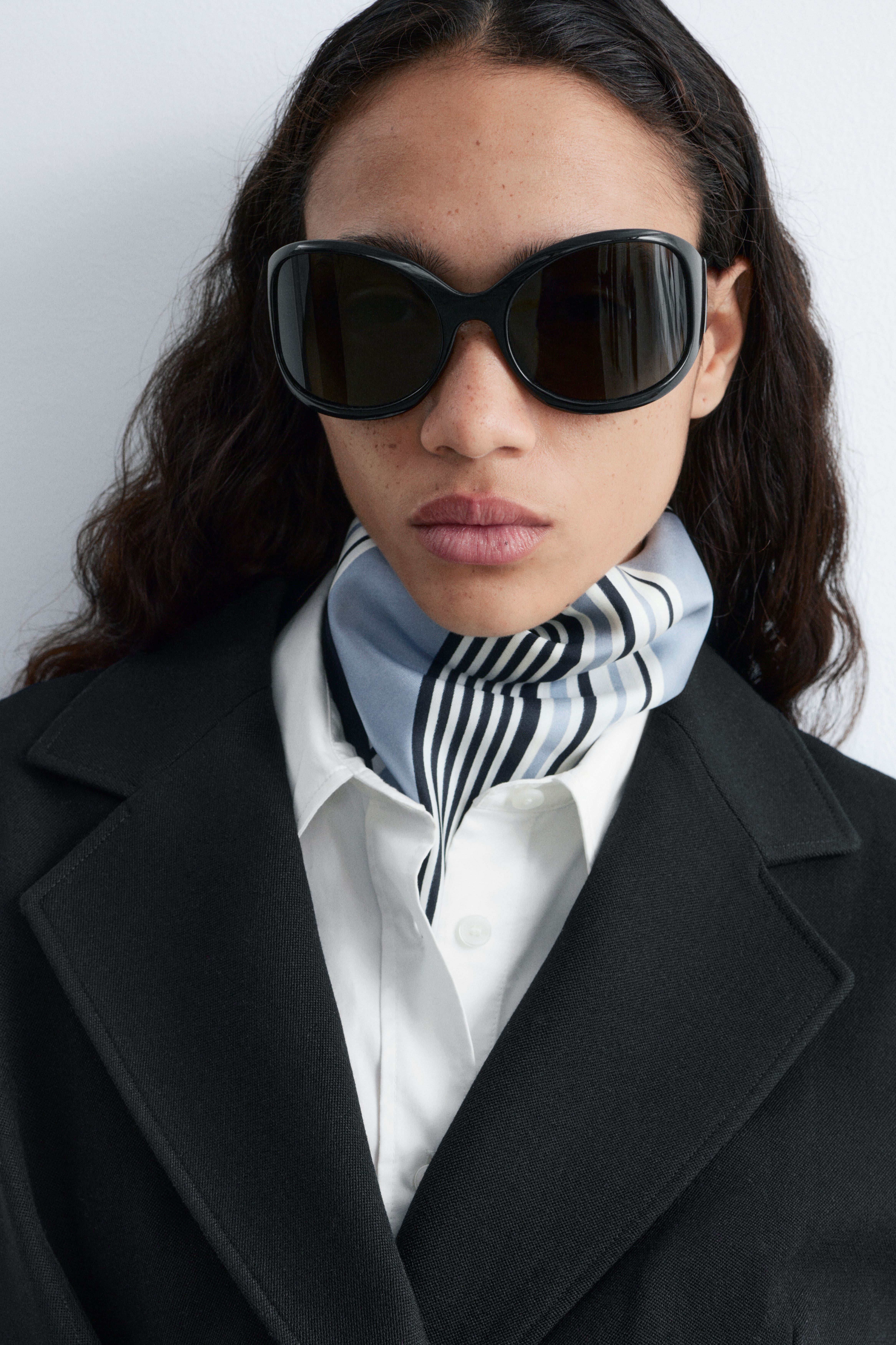 Overdimensionerede solbriller med ovalt stel - Sort/Grå/Støvet pink