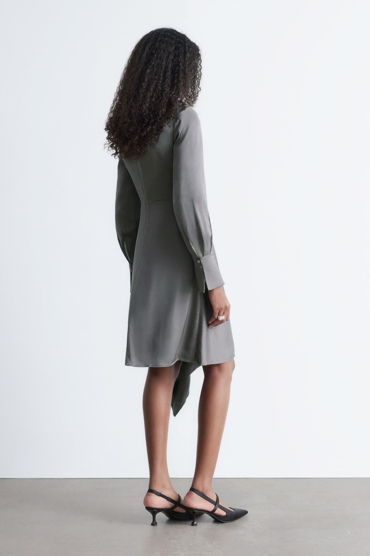 Robe courte asymétrique à manches longues - Gris argenté/Noir à motif fleuri - 3