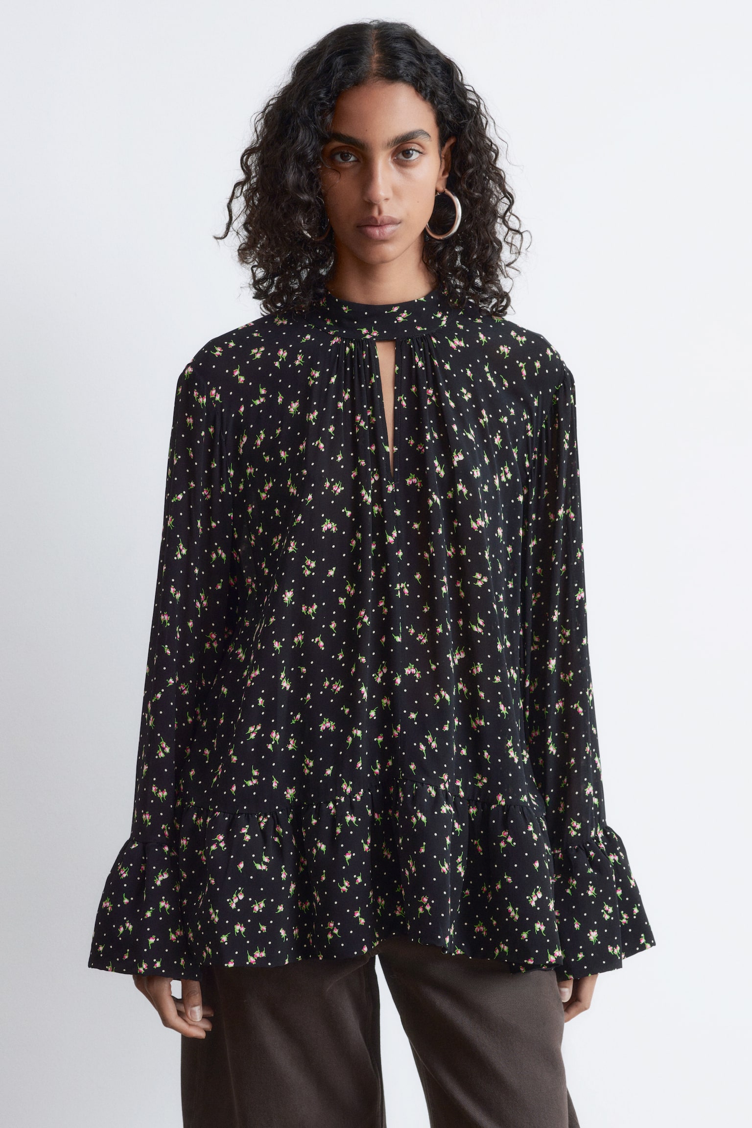 Blusa con gala e colletto alla coreana - Nero/Motivo floreale - 7