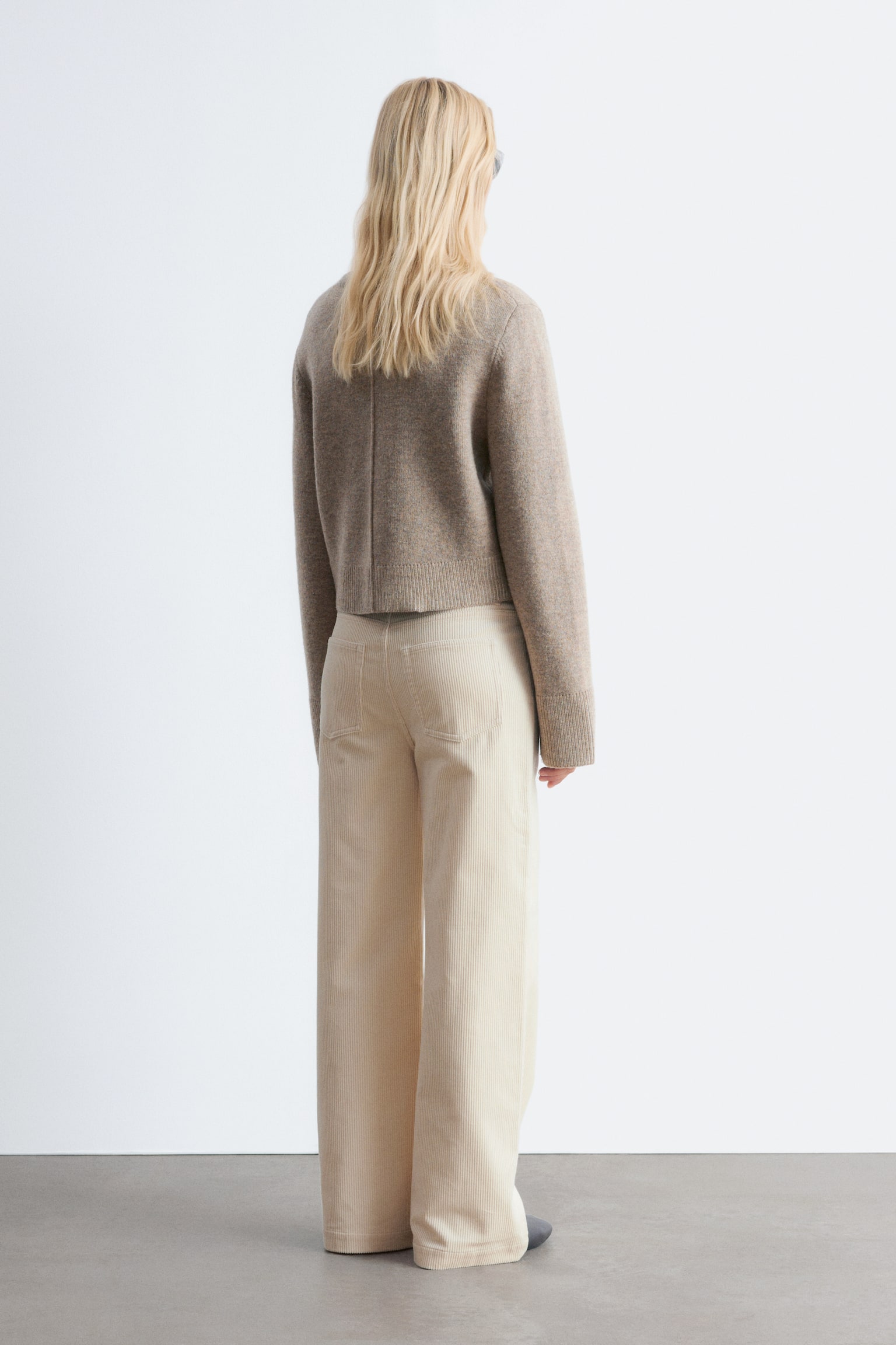 Verkürzte, kastenförmige Strickjacke - Graubraun/Dunkelgrau - 3