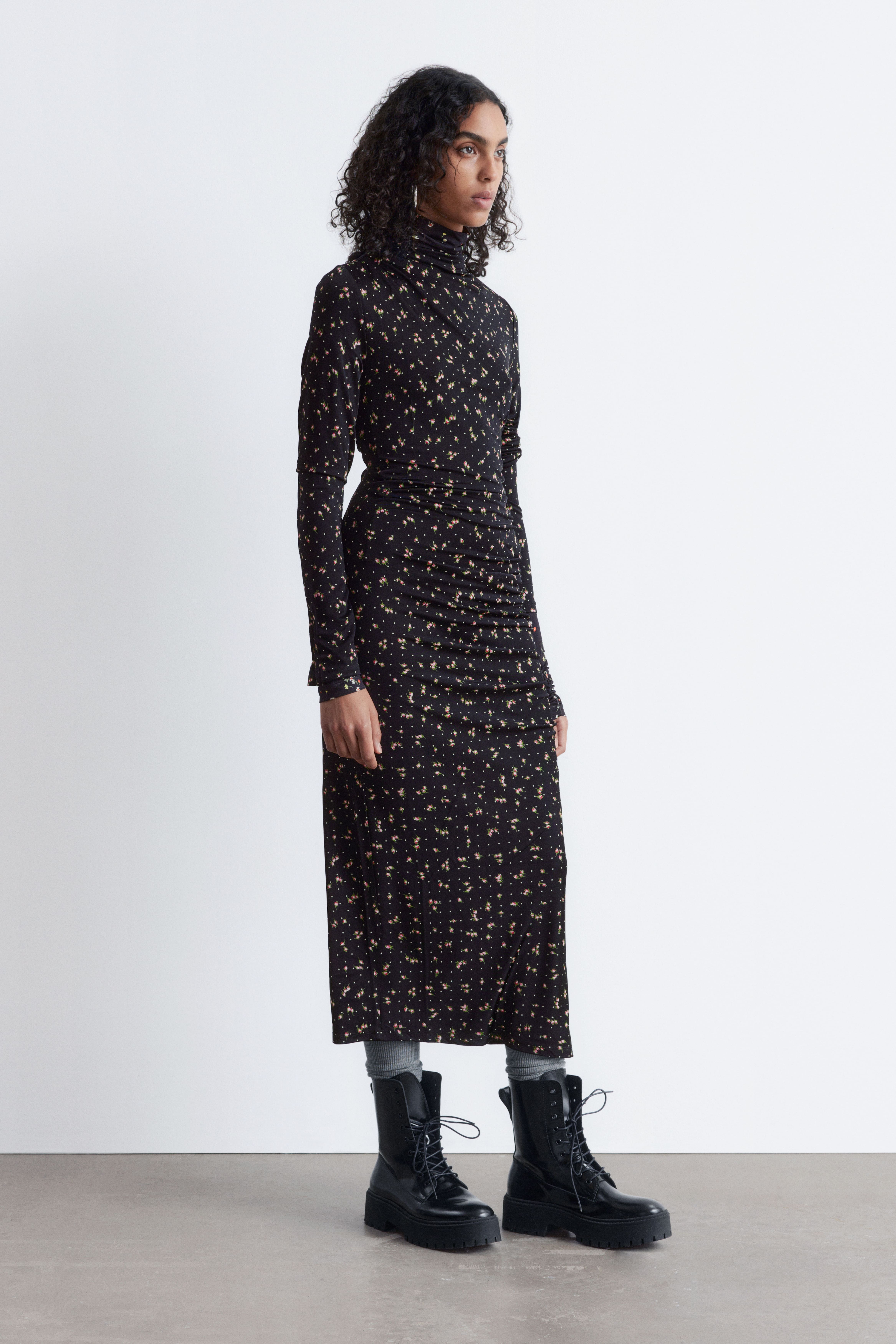 Midikjole med polohals - Svart/blomstrete